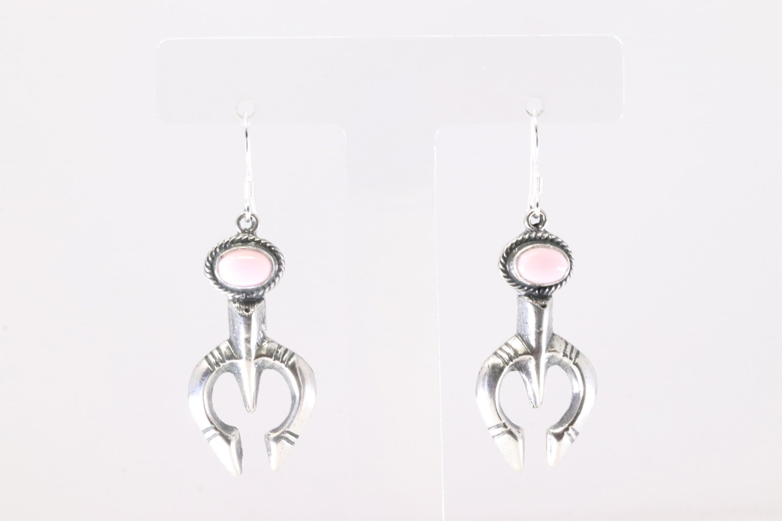 Native America Navajo Sterling Silver Pink Conch Najaa Dangling Earring's By Jerryson Henio. From: This is a Native America Navajo Sterling Silver Pink Conch Najaa Dangling Earring's By Jerryson Henio. From R.B Company. Stamp By R.B Company.