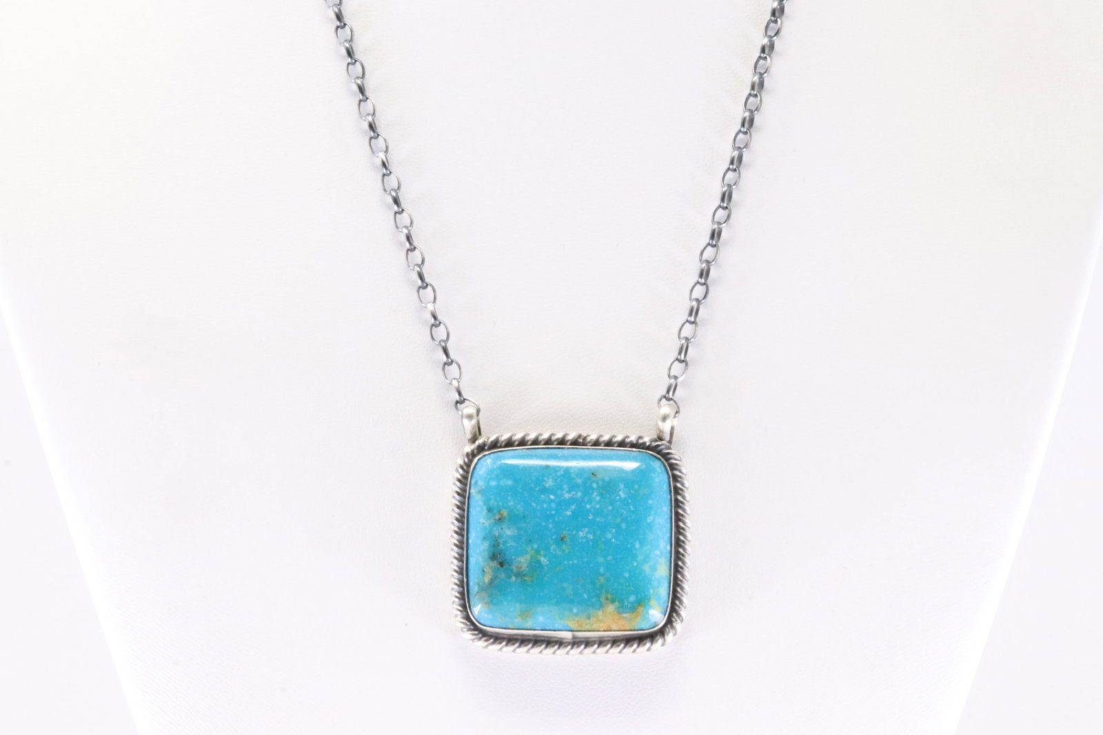 Native America Navajo Sterling Silver Turquoise Necklace By Donovan Skeets.: This is a Native America Navajo Sterling Silver Turquoise Necklace By Donovan Skeets. Stamp Donovan Skeets. Necklace length: 16.00.