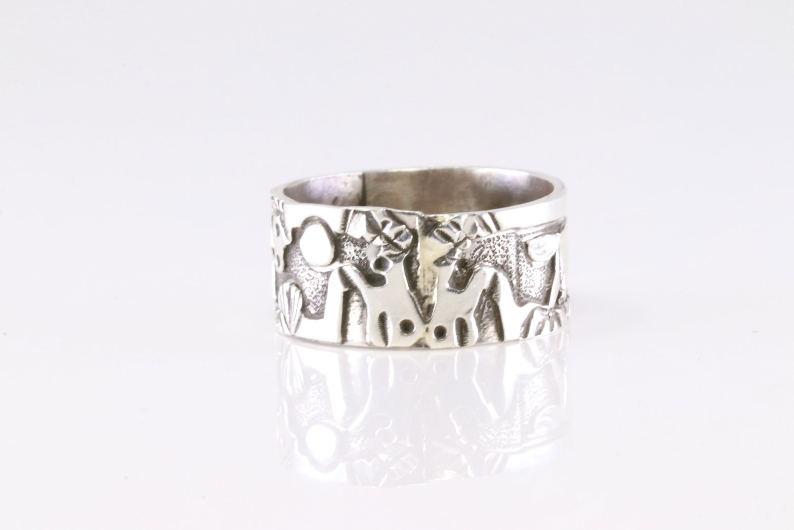 Native America Navajo Sterling Silver Stamped Horse Ring By Lloyd Becenti.: This is a Native America Navajo Sterling Silver Stamped Horse Ring By Lloyd Becenti. Stamp L. Ring Size: 9.50.