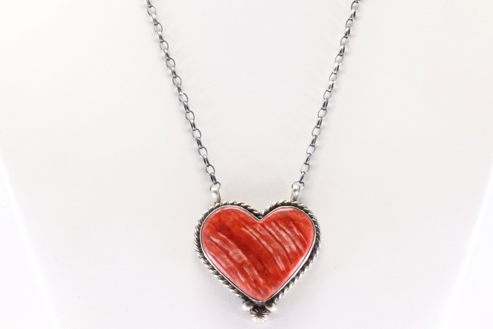 Native America Navajo Sterling Silver Spiny Oyster Heart Necklace By Chassity Belone.: This is a Native America Navajo Sterling Silver Spiny Oyster Heart Necklace By Chassity Belone. Necklace length: 16.00"