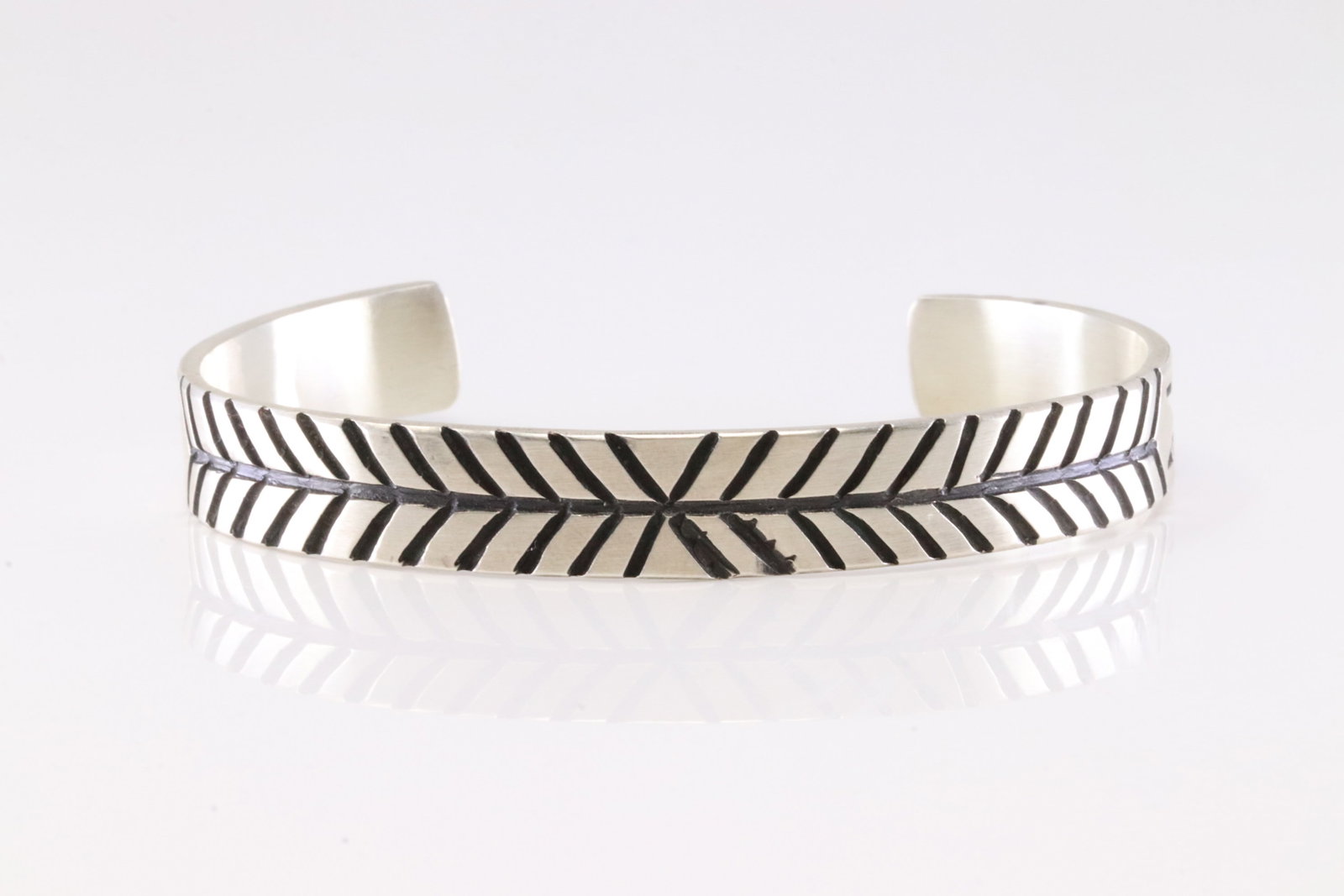 Native America Navajo Sterling Silver Solid Design Bracelet Cuff By J.Tahe. (1 of 4)