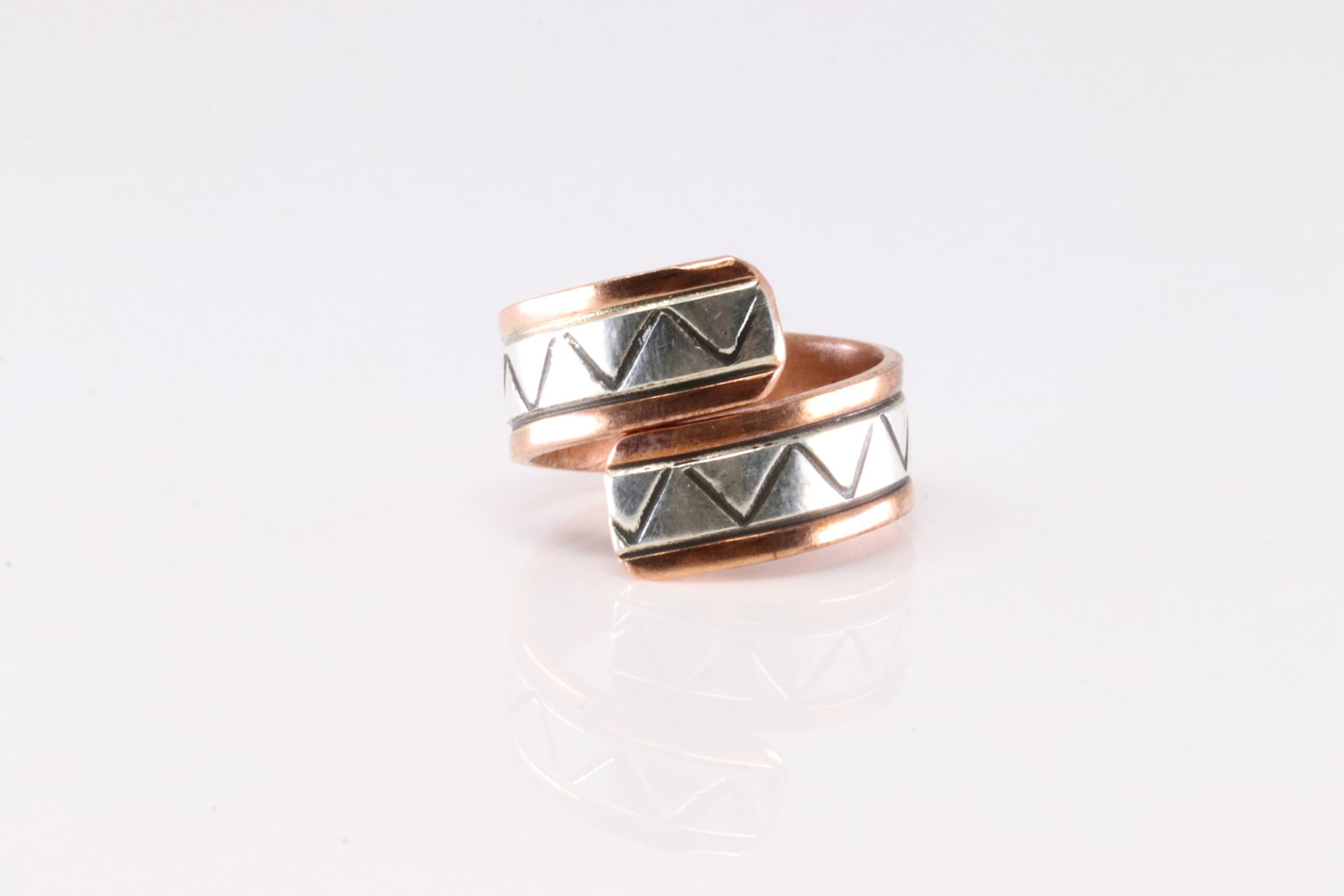 Native American Navajo Sterling Silver Copper Ring By Wylie Secatero.: This is a Native American Navajo Sterling Silver Copper Ring By Wylie Secatero. Ring size: 8.75.