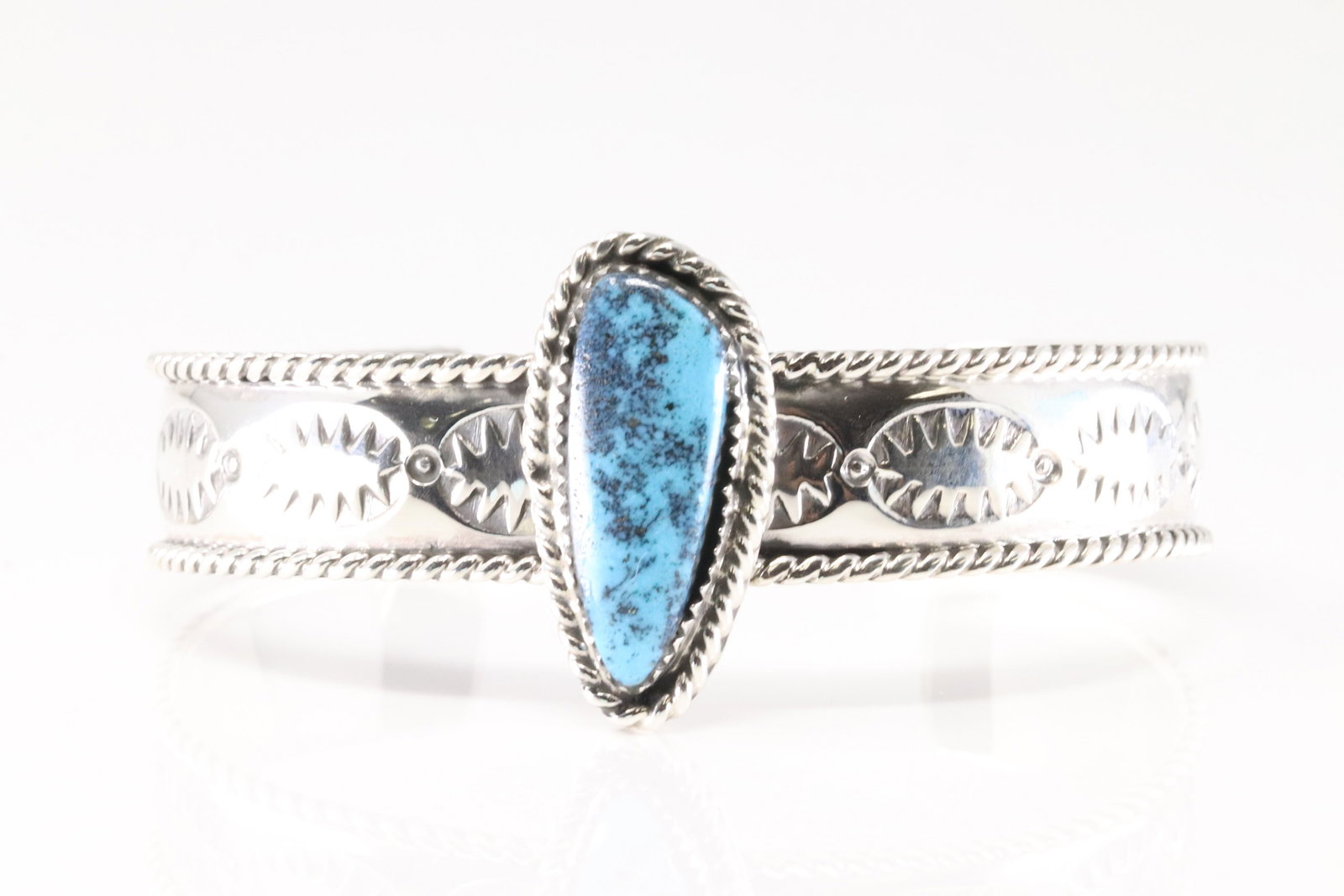 Native America Navajo Sterling Silver Kingman Turquoise Bracelet Cuff By Jason Bahe.: This is a Native America Navajo Sterling Silver Kingman Turquoise Bracelet Cuff By Jason Bahe. Stamp Jason B.