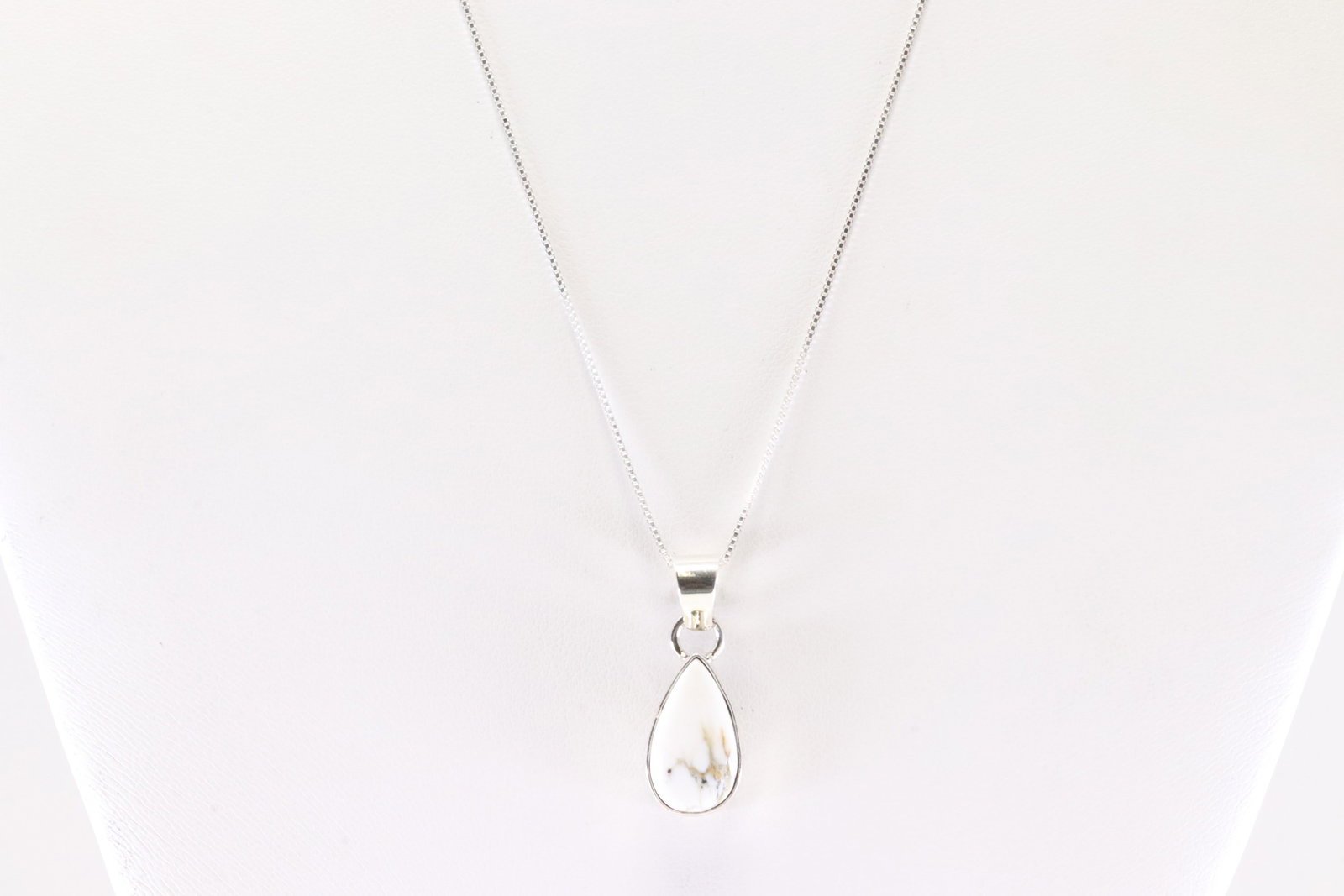 Native America Navajo Sterling Silver White Stone Pendant By T.F. With A 925 Necklace.: This is a Native America Navajo Sterling Silver White Stone Pendant By T.F. With A 925 Necklace. Necklace length: 18.00"