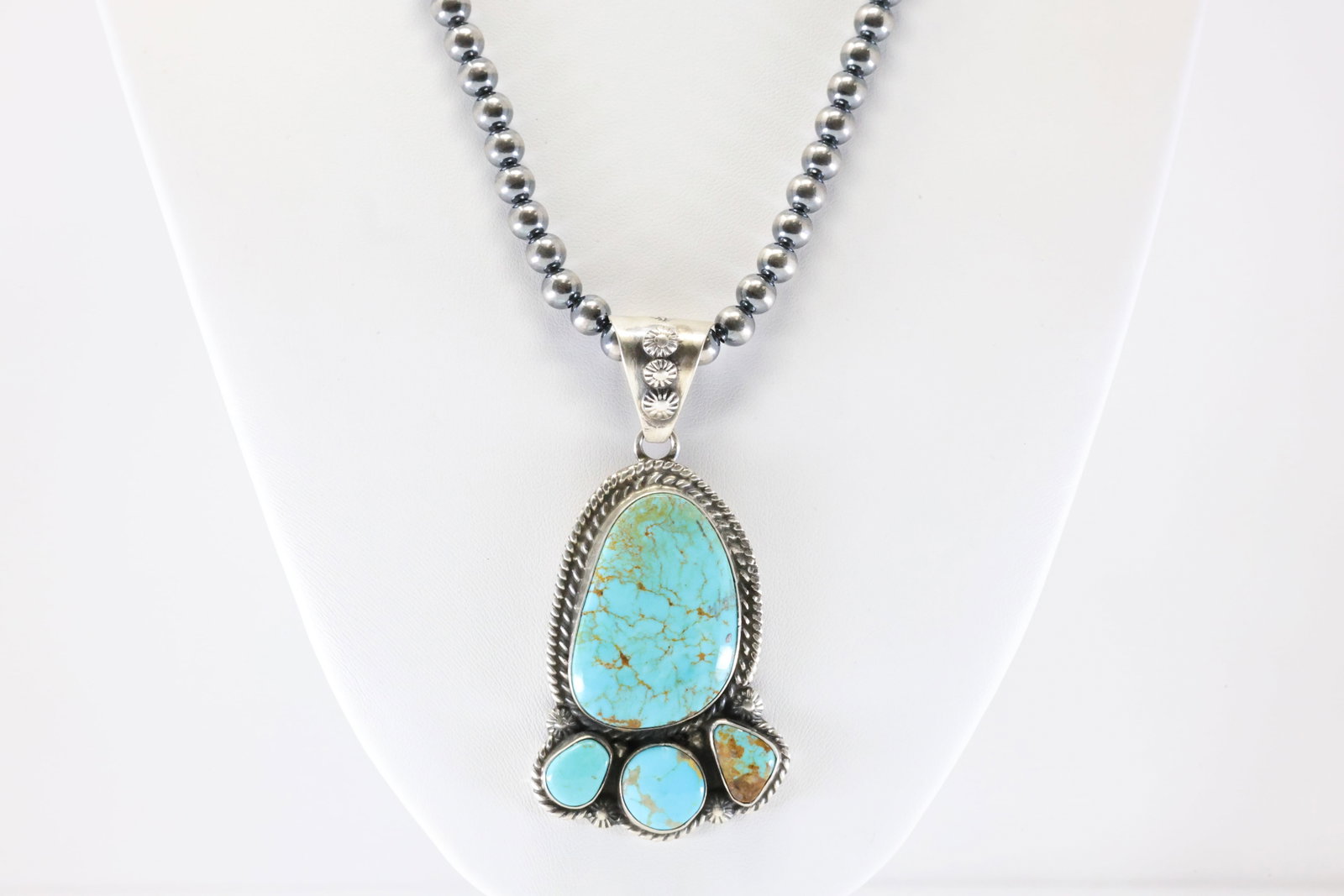 Native America Navajo Sterling Silver Kingman Turquoise Pendant By Elouise Kee. With Sterling: Native America Navajo Sterling Silver Kingman Turquoise Pendant By Elouise Kee. With Sterling Silver Pearl Beaded Machine Made Necklace. Stamp Elouise Kee. Necklace Length: 18.00.