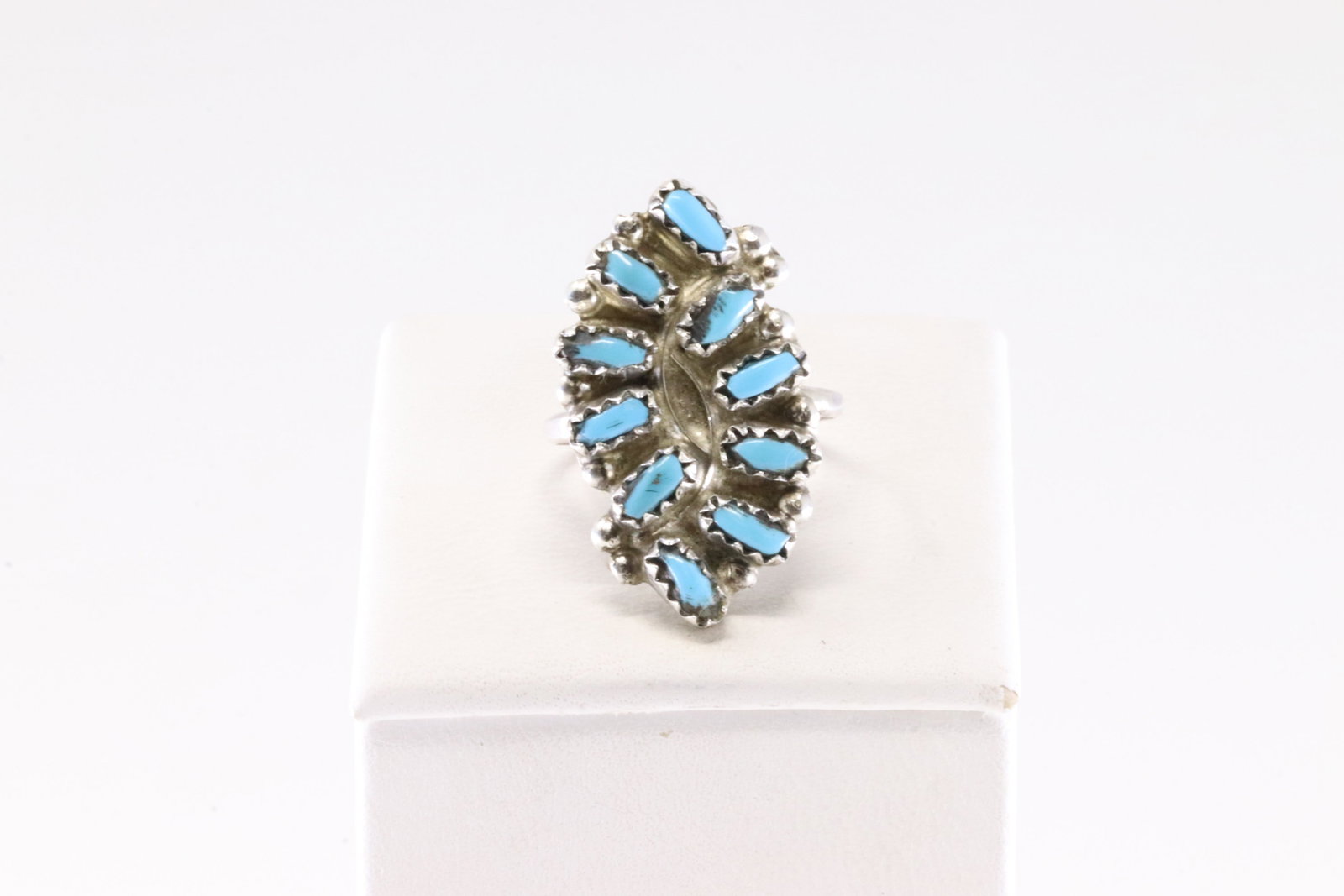 Native America Sterling Silver Turquoise Ring.: This is a America Sterling Silver Turquoise Ring. Ring size: 5.50.
