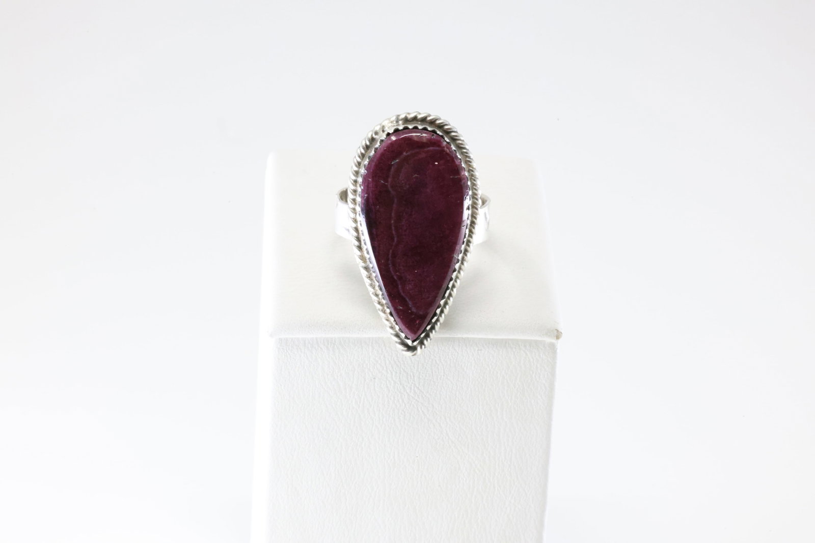 Native America Navajo Sterling Silver Purple Spiny Oyster Ring By Selina Warner.: This is a Native America Navajo Sterling Silver Purple Spiny Oyster Ring By Selina Warner. Stamp SW. Ring Size: 9.50.