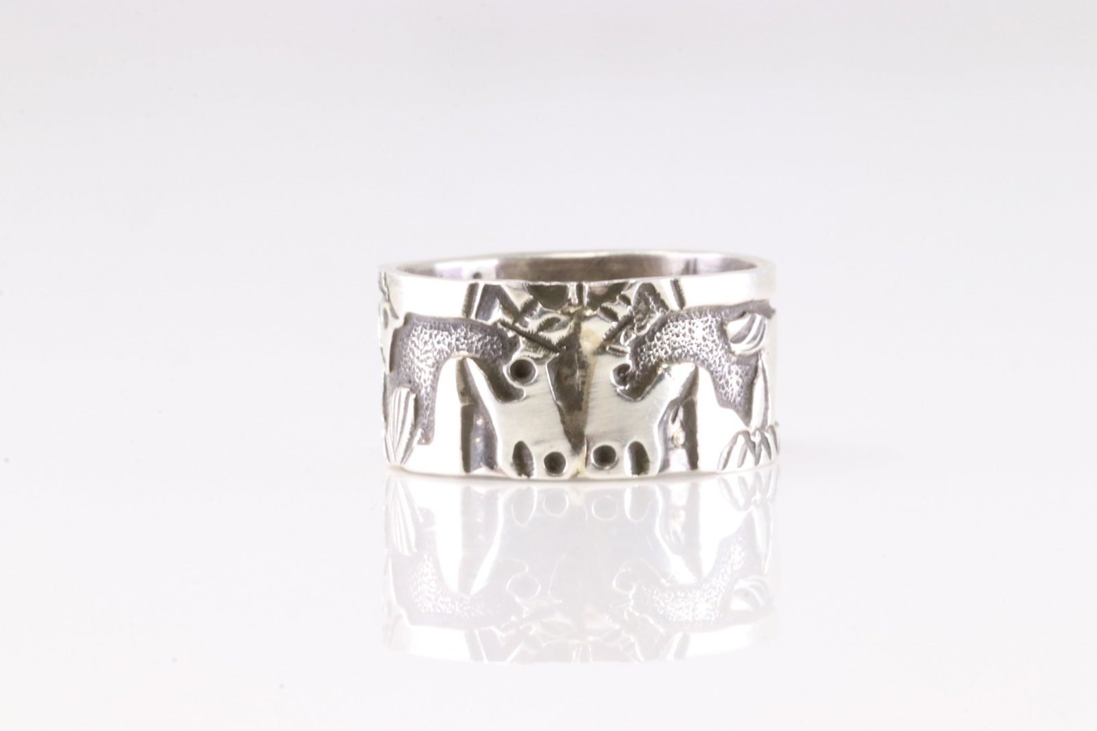 Native America Navajo Sterling Silver Horse Storyteller Ring.: This is a Native America Navajo Sterling Silver Horse Storyteller Ring. Ring size: 8.25.
