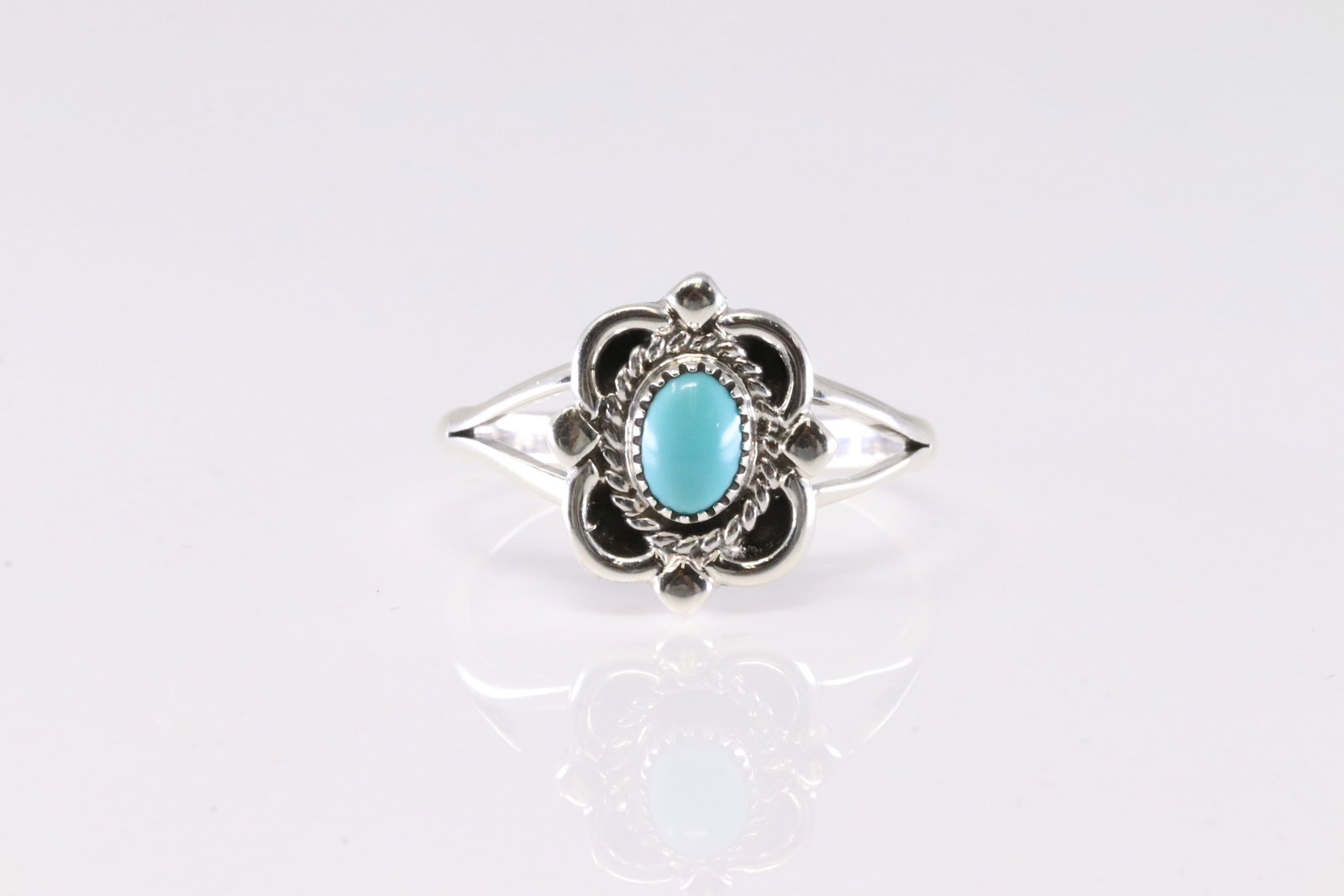 America Sterling Silver Turquoise Ring.: This is a America Sterling Silver Turquoise Ring. Ring size: 8.25.