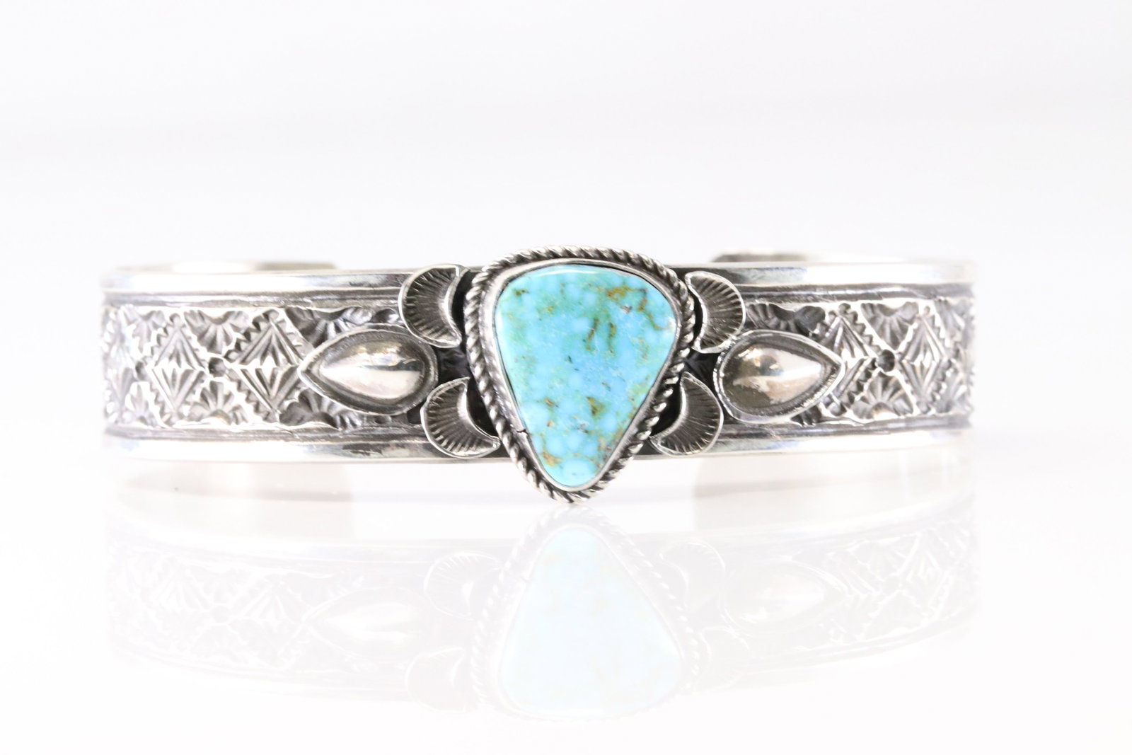 Native America Navajo Sterling Silver Kingman Turquoise Bracelet Cuff By Leonard Maloney.: This is a Native America Navajo Sterling Silver Kingman Turquoise Bracelet Cuff By Leonard Maloney. Stamp Maloney.