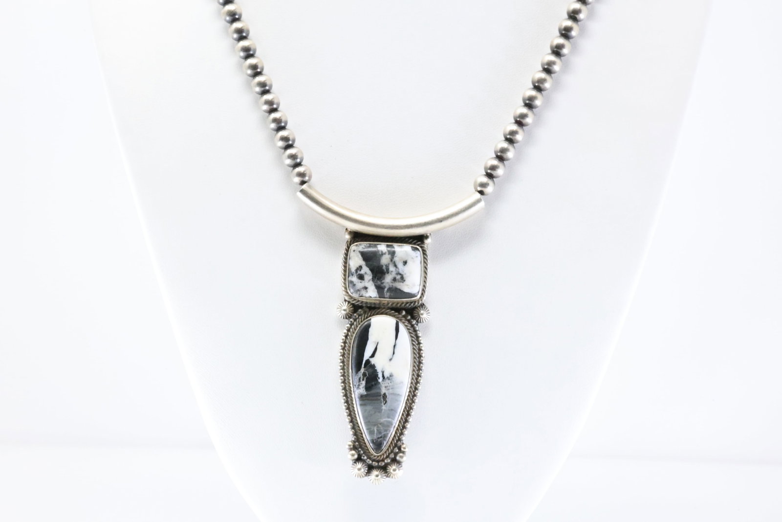 Native America Navajo Sterling Silver White Buffalo Pendant By Tom Lewis. With Sterling Silver Pearl: This is a Native America Navajo Sterling Silver White Buffalo Pendant By Tom Lewis. With Sterling Silver Pearl Bedaed Machine Made Necklace. Stamp Tom Lewis. Necklace Lenght: 18.00.