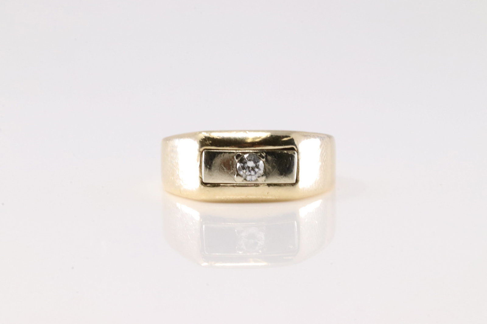 Diamond Ring 14Kt.: Ladies 14Kt Yellow Gold Diamond Ring. Gorgeous Ring has Solitaire Sparkling Diamond In The Center. Ring Size: 5.50. Total Weight: 5.89 Grams.