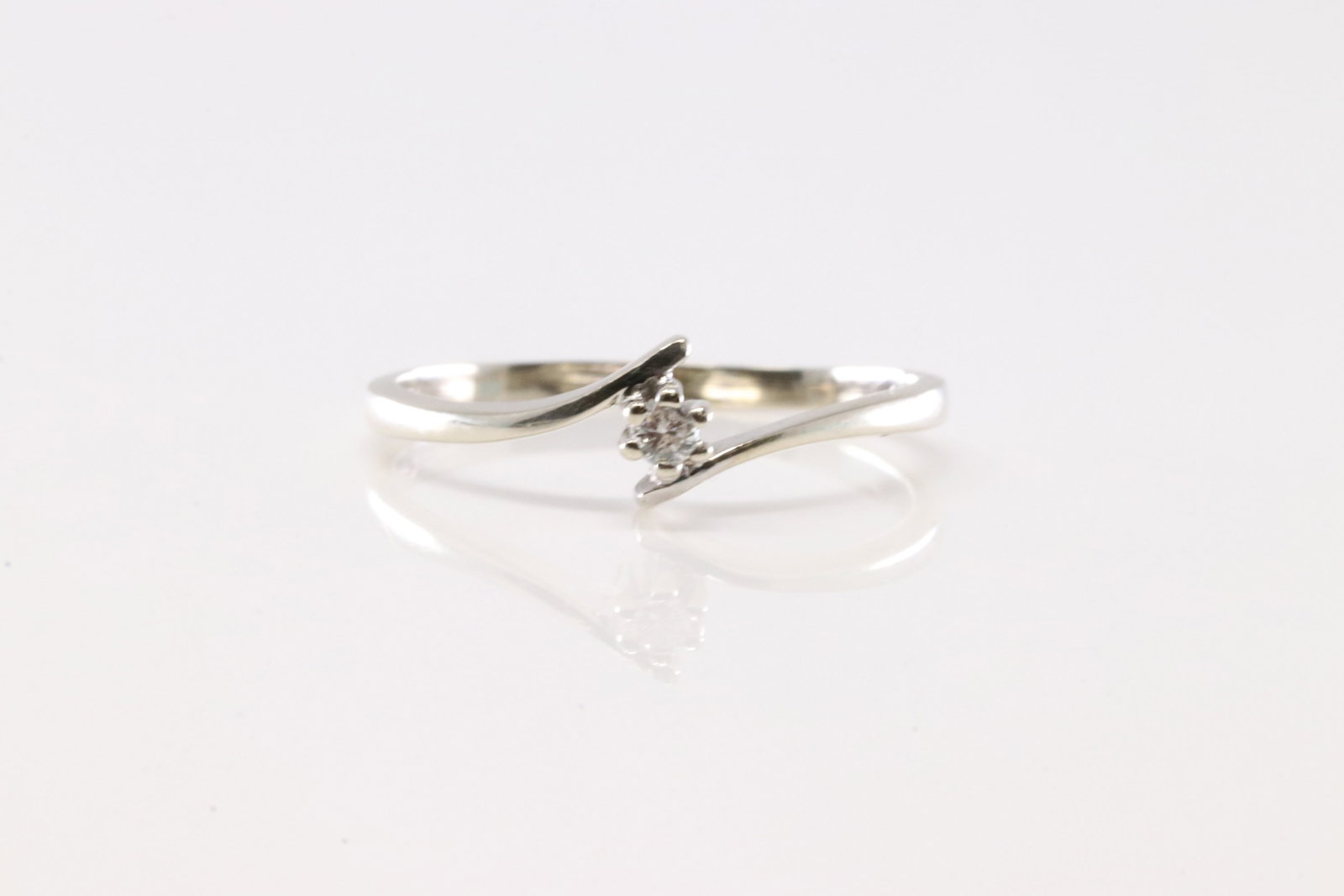 Diamond Ring 10Kt.: Ladies 10Kt White Gold Diamond Ring. This Charming Ring has A Solitaire Round Sparkling Diamond. Ring Size: 7.00.