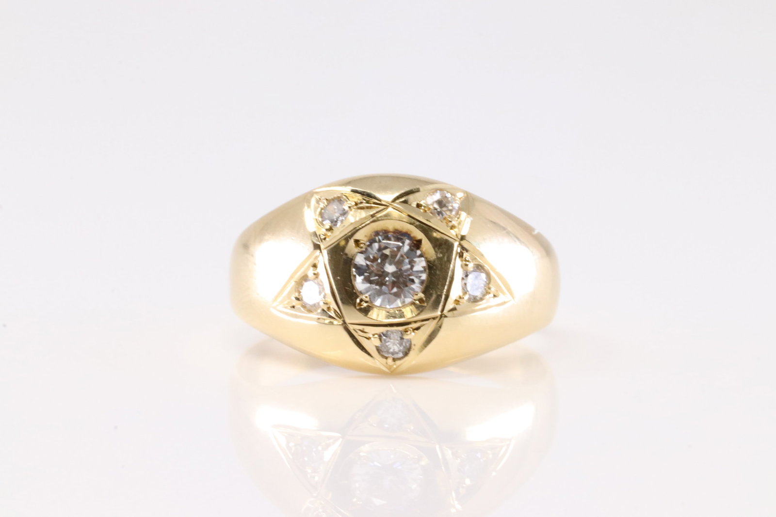 Diamond Ring 18Kt.: Ladies 18Kt Yellow Gold Diamond Ring. This Elegant Ring has Star Design With 6 Round Sparkling Diamonds. Diamond Weight Approx: 0.20 ctw Ring Size: 7.50. Total Weight: 6.39 Grams.