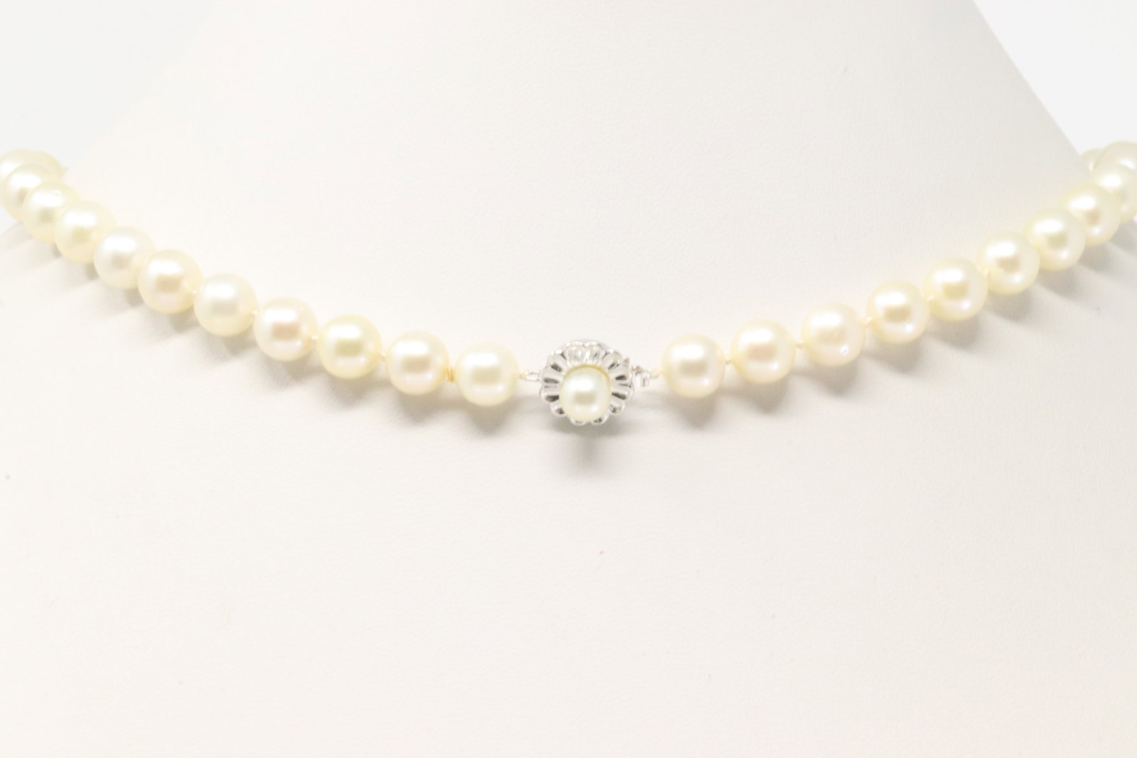 Elegant Pearl Necklace 14Kt.: Elegant 14Kt White Gold Pearl Necklace. This beautiful Pearl Necklace has flower claps design with one pearl on the center. Pearls measures 8mm. Necklace length: 16.00" Total weight: 32.00 Grams.
