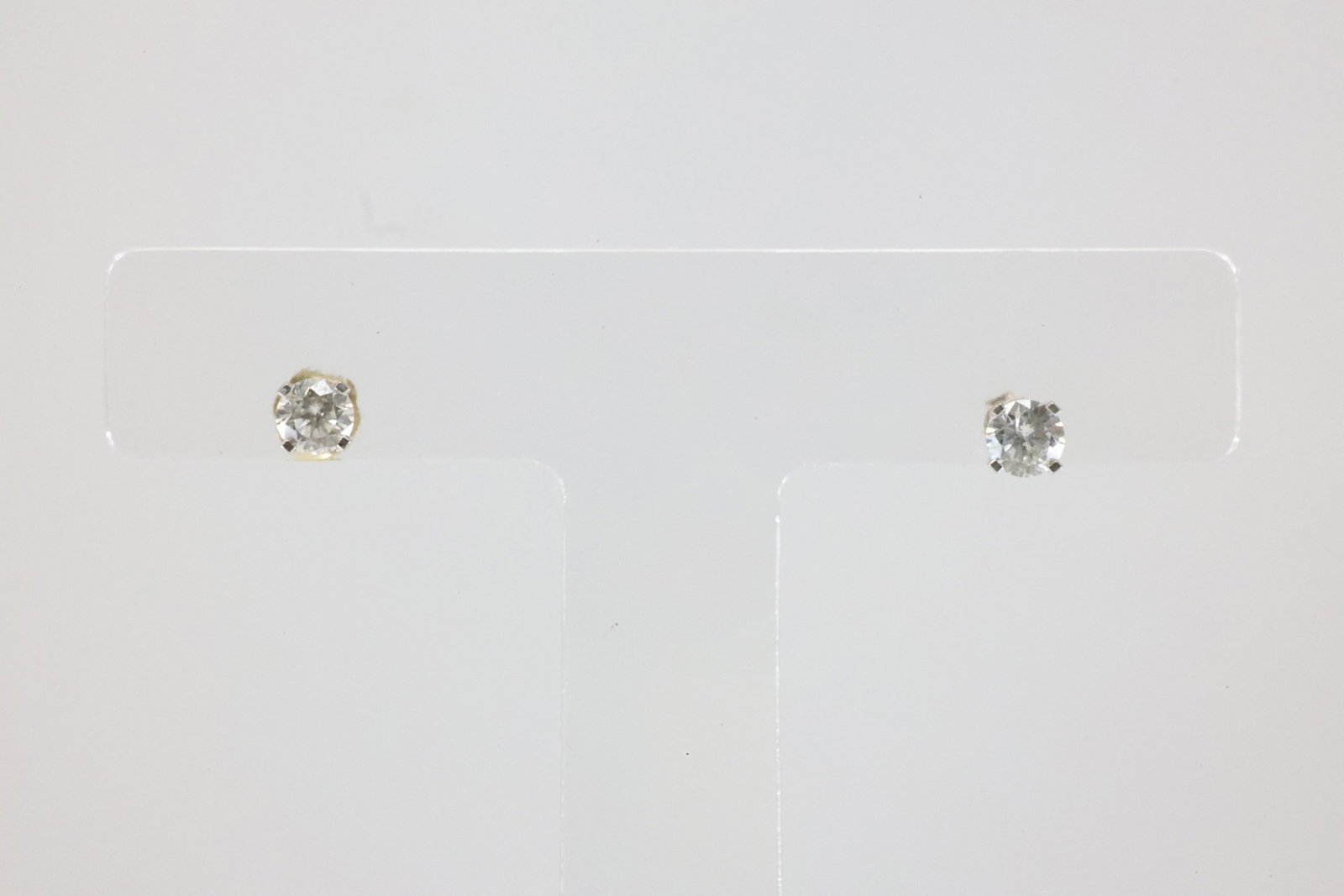 Diamond Stud Earring 10KT.: Ladies 10Kt White Gold Diamond Stud Earring. This Earring's has 2 Round Brilliant Diamonds. Diamond Weight Approx: 0.50ctw.