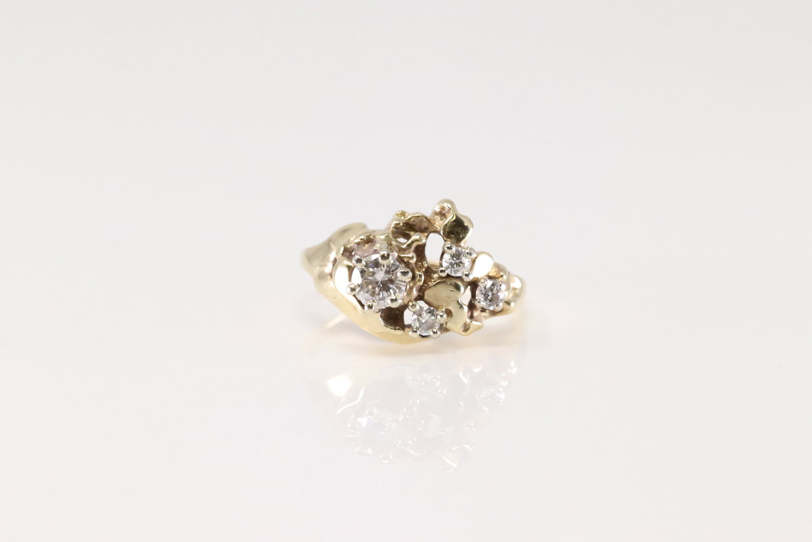 Diamond Ring 14Kt.: Ladies 14Kt Yellow Gold Diamond Ring. This Elegant Ring has 4 round Brilliants Diamonds. Diamonds weight Approx: 0.75 ctw Ring size: 7.00. Total weight: 4.40 Grams.