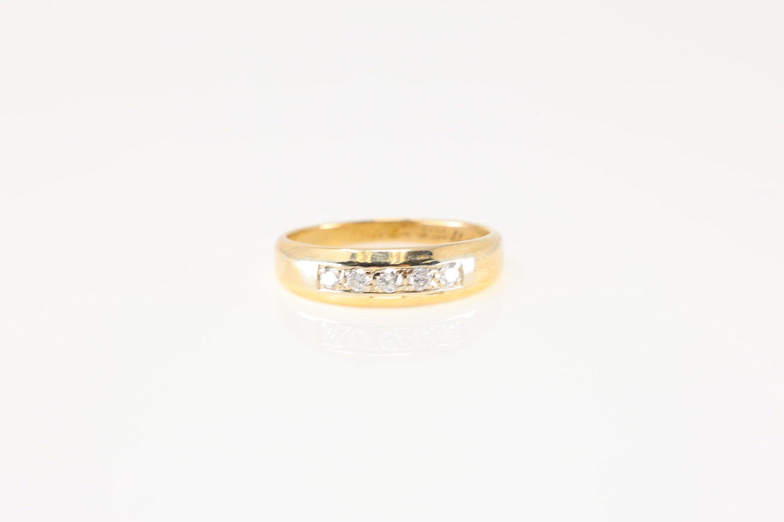 Diamond Wedding Ring 14Kt. B86: 14Kt Yellow Gold Diamond Wedding Ring. ring has a row of 5 sparkling diamonds, Its timeless design makes it an ideal choice for both everyday elegance and special occasions. Diamonds weight approx: