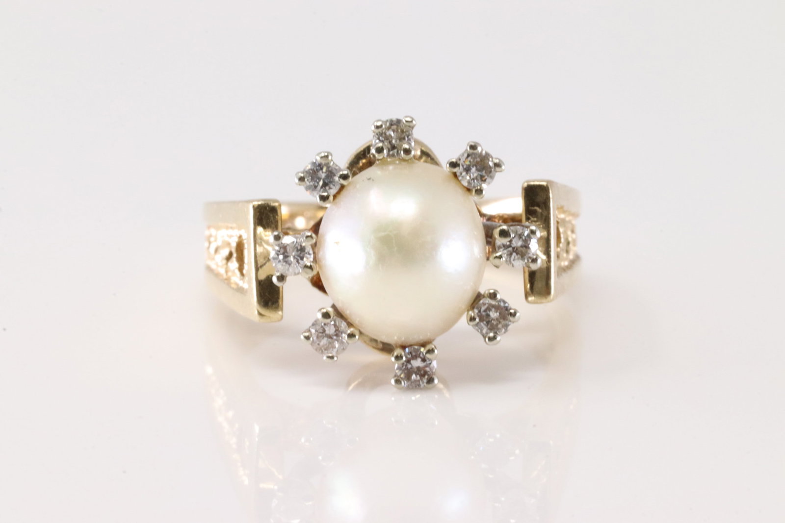 Pearl & Diamond Ring 14Kt.: Ladies 14Kt Yellow Gold Pearl & Diamond Ring. This Ring has A Beautiful Pearl Surrounded With 8 Sparkling Diamonds. Ring Size: 6.00. Total Weight: 6.00. Grams.