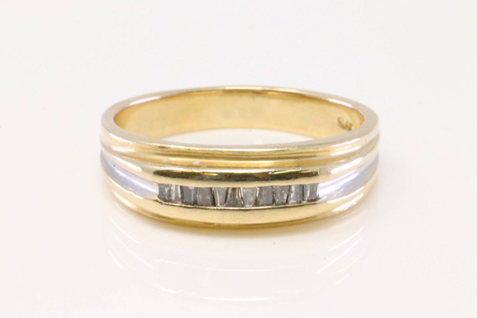 14Kt Yellow Gold Diamond Ring.: 14Kt Yellow Gold Diamond Ring. Ring has 11 Diamonds side to side. Ring size: 8.50. Total weight: 5.54 Grams.