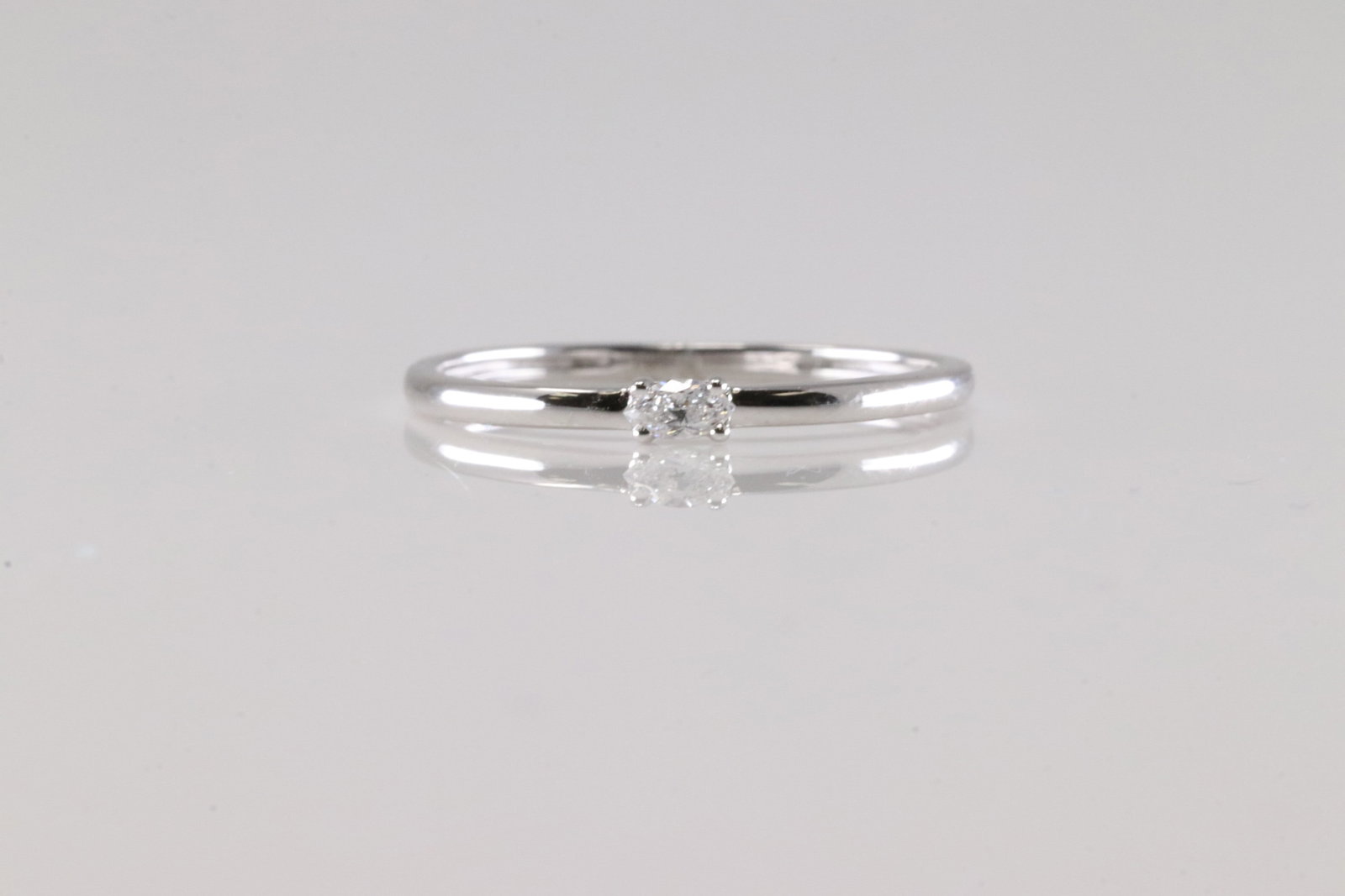 Diamond Ring 14kt.: Ladies 14kt White Gold Diamond Ring. Gorgeous Ring With Sparkling Diamond In The Middle. Diamond Weight: 0.08ct. Ring Size: 6.5.