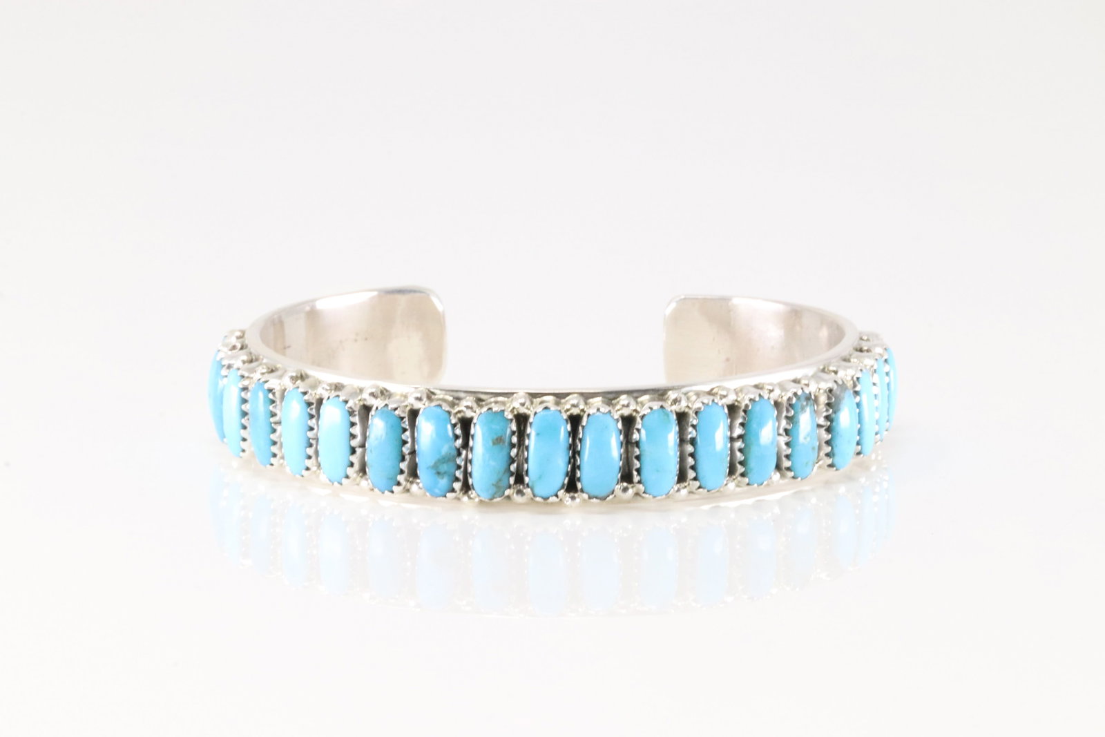 Native America Navajo Sterling Silver Kingman Turquoise Bracelet Cuff By Juspert Wilson.: This is a Native America Navajo Sterling Silver Kingman Turquoise Bracelet Cuff By Juspert Wilson. Stamp J.Wilosn.