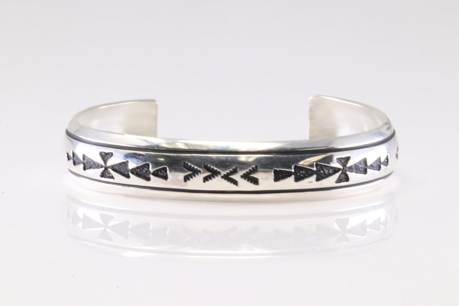 Native America Navajo Sterling Silver Solid Design Bracelet Cuff By T&R Singer.: This is a Native America Navajo Sterling Silver Solid Design Bracelet Cuff By T&R Singer.
