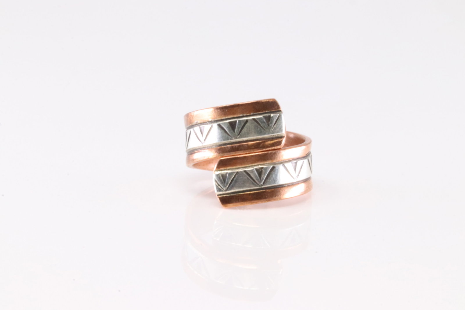 Native America Navajo Sterling Silver Copper Ring By Wylie Secatero.: This is a Native America Navajo Sterling Silver Copper Ring By Wylie Secatero. Ring size: 7.00.