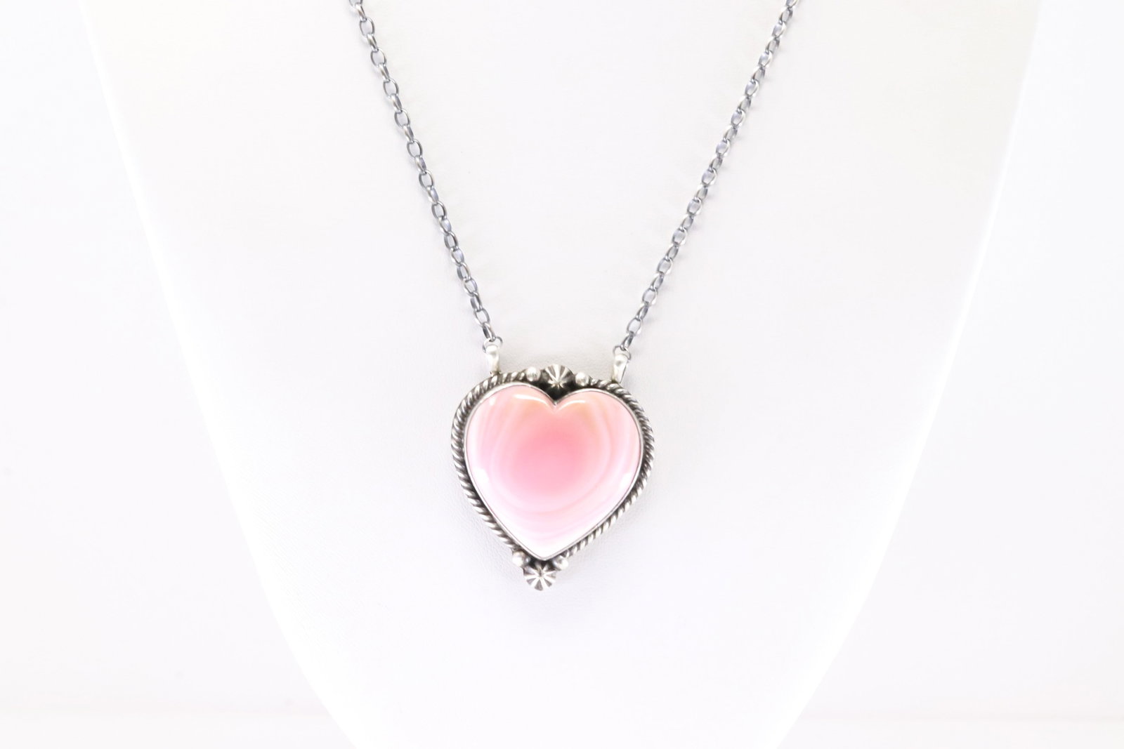Native America Navajo Sterling Silver Pink Conch Heart Necklace By Johnny Dixon.: This is a Native America Navajo Sterling Silver Pink Conch Heart Necklace By Johnny Dixon. Stamp Dixon. Necklace Length: 18.00.
