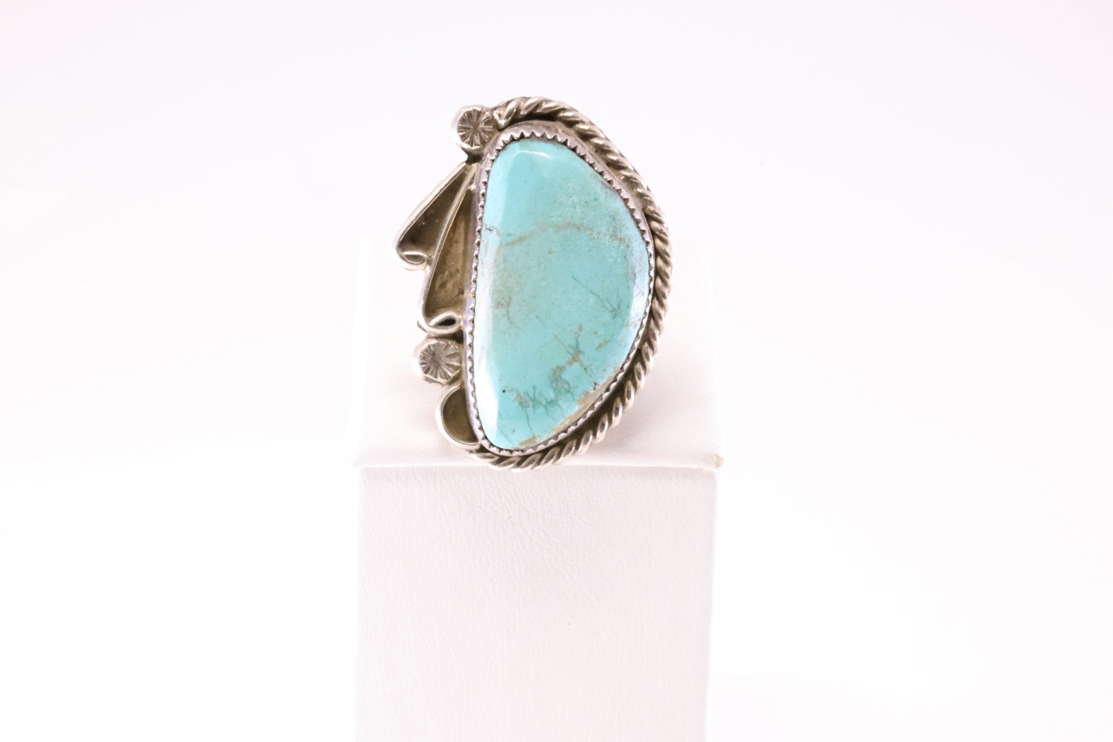 Native America Navajo Sterling Silver Turquoise Ring By VH.: This is a Native America Navajo Sterling Silver Turquoise Ring By VH. Stamp VH. Ring Size: 7.00.