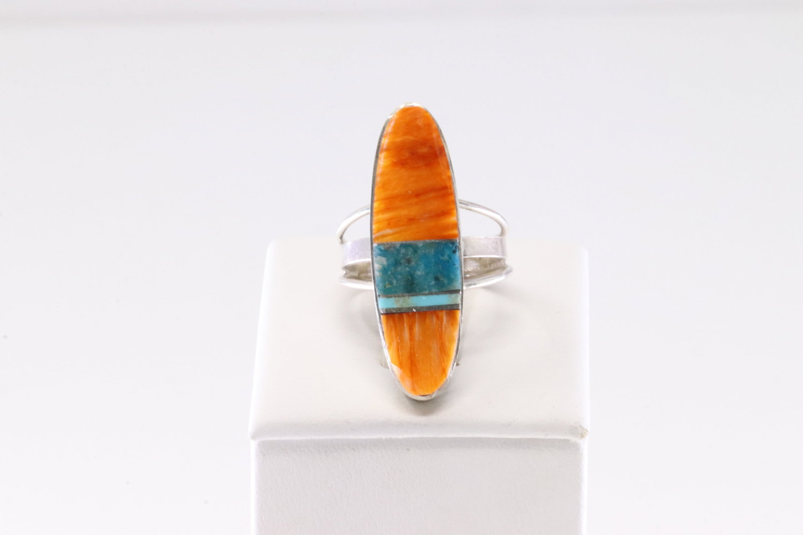 Native America Navajo Sterling Silver Spiny Oyster & Turquoise Inlay Ring By H.Smith.: This is a Native America Navajo Sterling Silver Spiny Oyster & Turquoise Inlay Ring By H.Smith. Stamp H.Smith. Ring Size: 8.00.