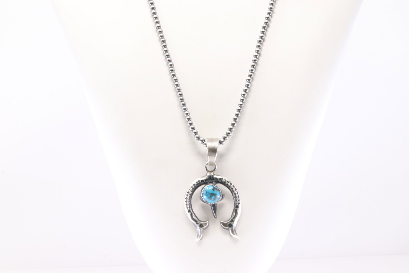 Native America Navajo Sterling Silver Turquoise Naaja Pendant With Machine Made Stearling Silver: This is a Native America Navajo Sterling Silver Turquoise Naaja Pendant With Machine Made Stearling Silver Pearl Beaded Necklace. Stamp El. Necklace Length: 24.00"