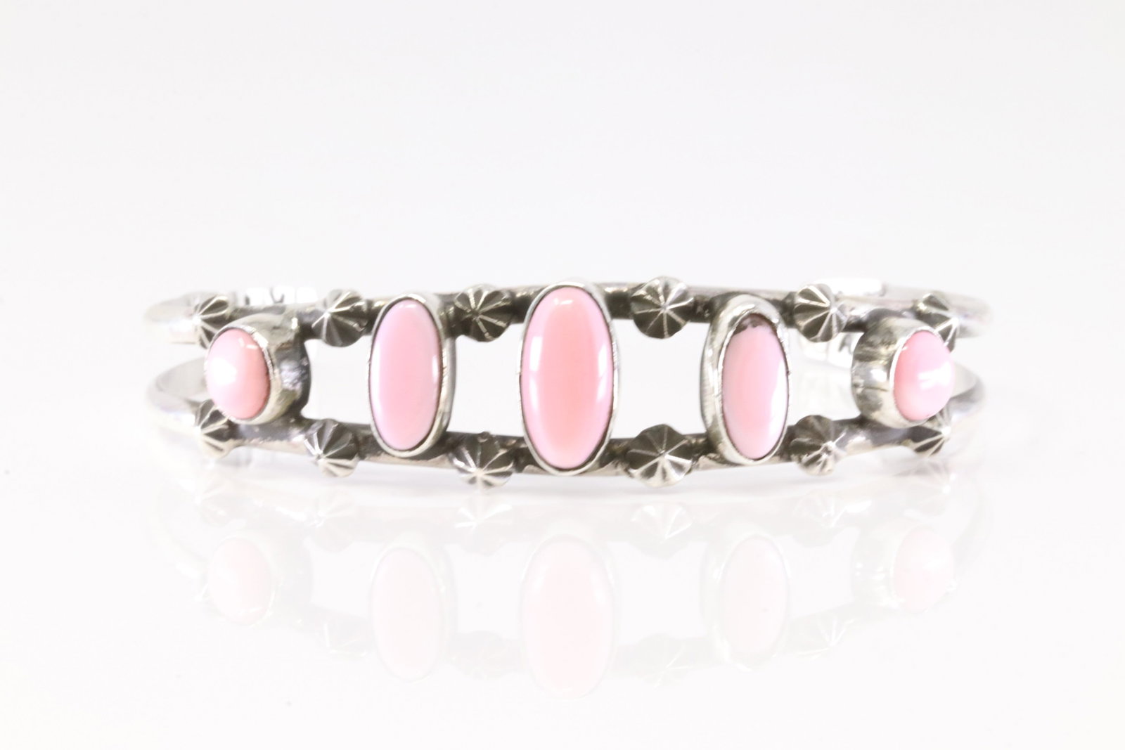 Native America Navajo Sterling Silver Pink Conch Bracelet Cuff By AY. (1 of 4)
