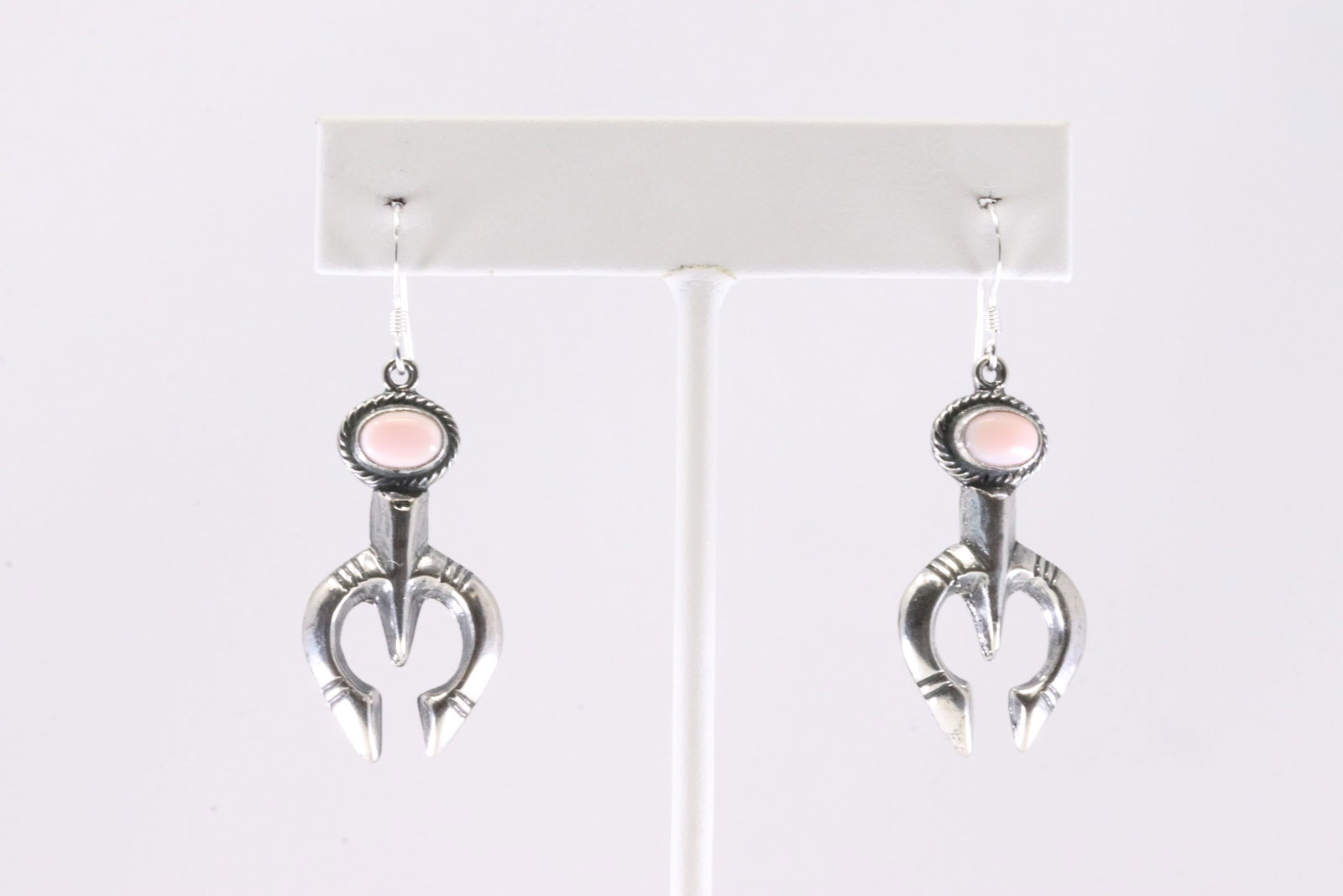 Native America Navajo Sterling Silver Pink Conch Naaja Dangling Earring's By Jerryson Henio.: This is a Native America Navajo Sterling Silver Pink Conch Naaja Dangling Earring's By Jerryson Henio. Stamp By R.B Company.