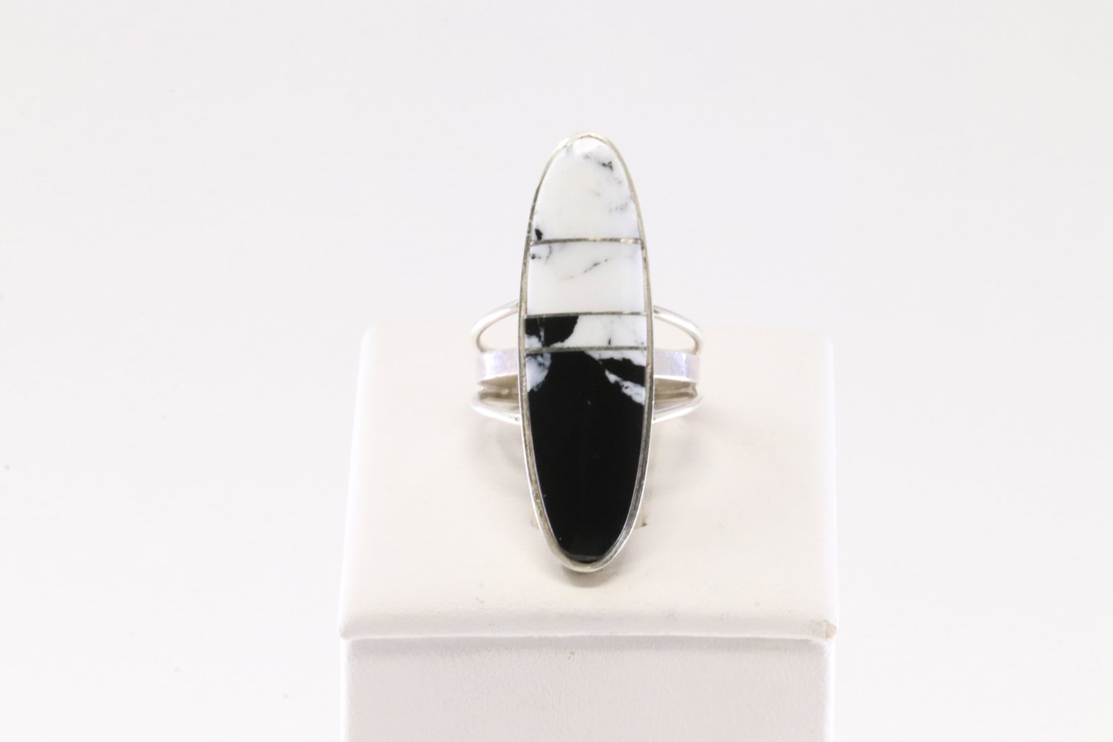Native America Navajo Sterling Silver White Buffalo Inlay Ring By H.Smith.: This is a Native America Navajo Sterling Silver White Buffalo Inlay Ring By H.Smith. Ring size: 6.00.