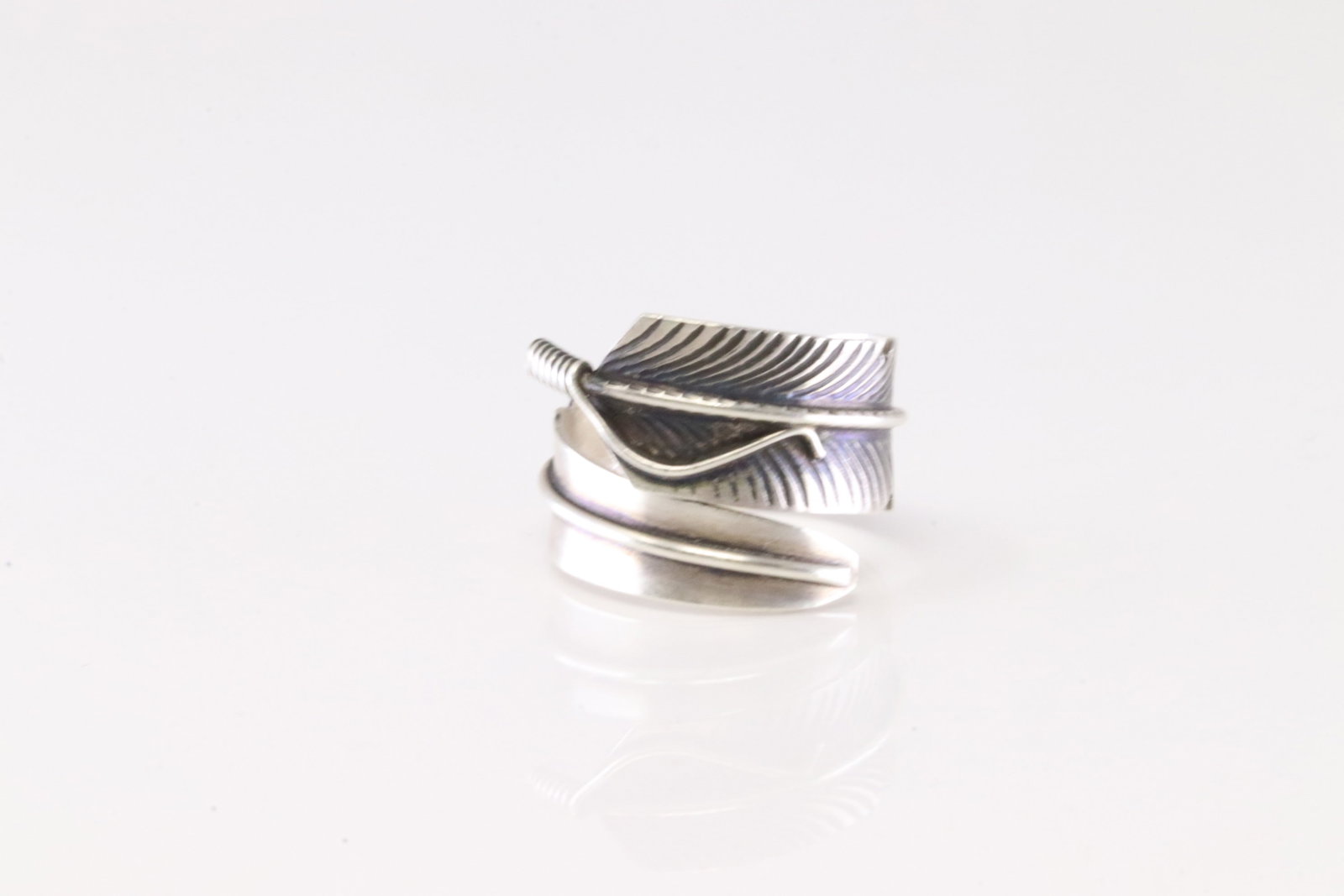 Native America Navajo Sterling Silver Solid Feather Ring y C.C.: This is a Native America Navajo Sterling Silver Solid Feather Ring y C.C. Ring size: 8.00.