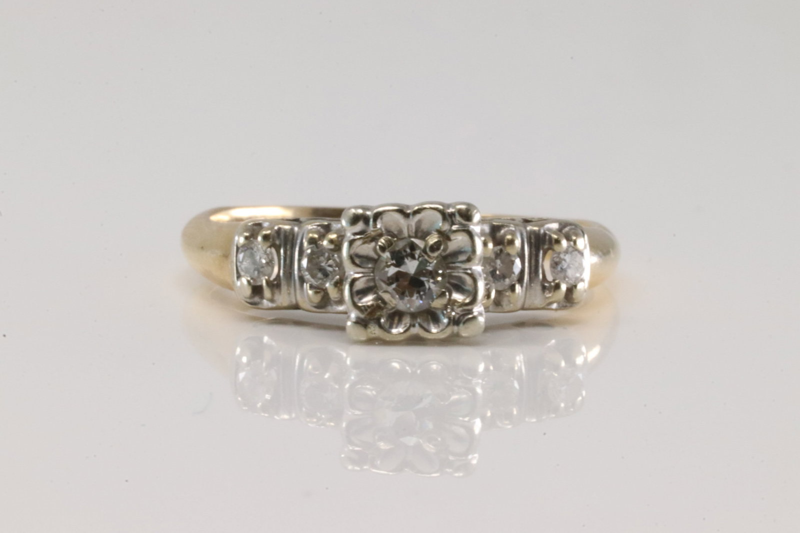 Engagement Diamond Ring 14Kt.: Ladies 14Kt Yellow Gold Engagement Diamond Ring. This Beautifull Ring has 5 Round Diamonds. Ring size: 7.75. Total weight: 3.40 Grams.