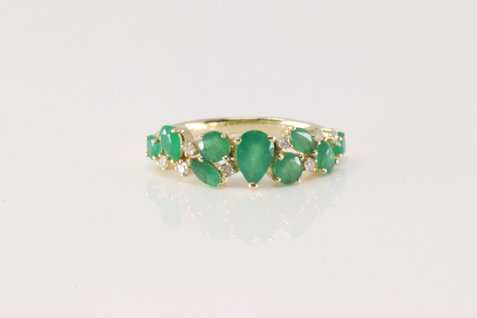 Esmerald & Diamond Stud Earring 14k: Ladies 14k Yellow Gold Esmerald & Diamond Ring. Gorgeous Ring 8 Round Diamonds With Esmerlad In the Midlle. Diamond Weight: 0.90. Emerald Weight: 1.24ct. Ring Size: 6.50.