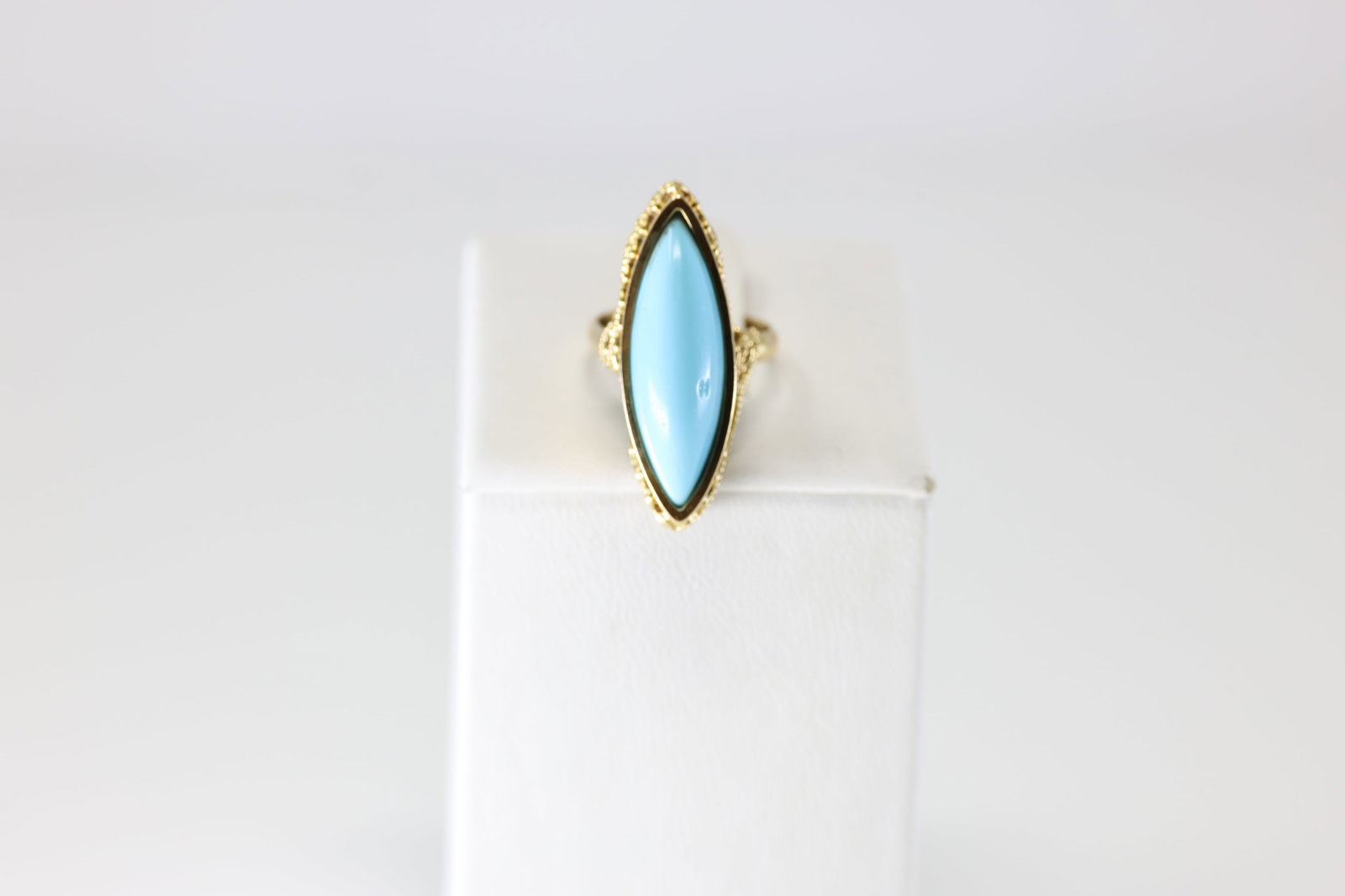 Vintage Turquoise Ring 18Kt.: Ladies 18Kt Yellow Gold Turquoise Ring. This Gorgeous Ring has Turquoise Stone. Ring Size: 4.00. Total Weight: 7.23 Grams.