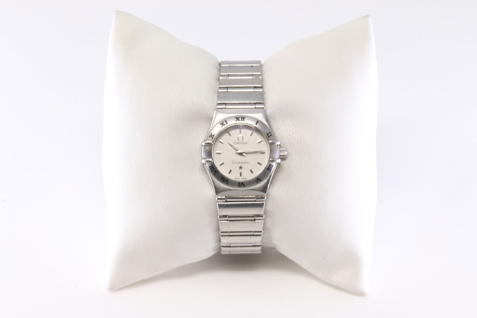 Elegant Omega Constellation Watch.: Omega Constellation Watch. This Watch is a Constellation Collection. Stainless Steel. Engraved Bezel. Quartz Movement. Buttefly Clasp.