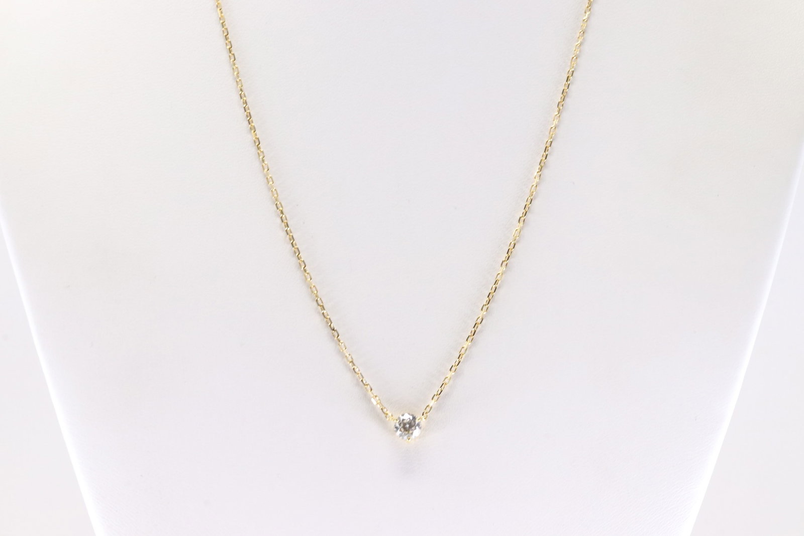 Elegant Diamond Necklace 18Kt.: Ladies 18Kt Yellow Gold Diamond Necklace. This Elegant Necklace has to Charm with Solitaire Brilliants Diamond. Neckalce length: 18.00" Total weight: 3.28 Grams. Diamond weigh approx 0.40ctw