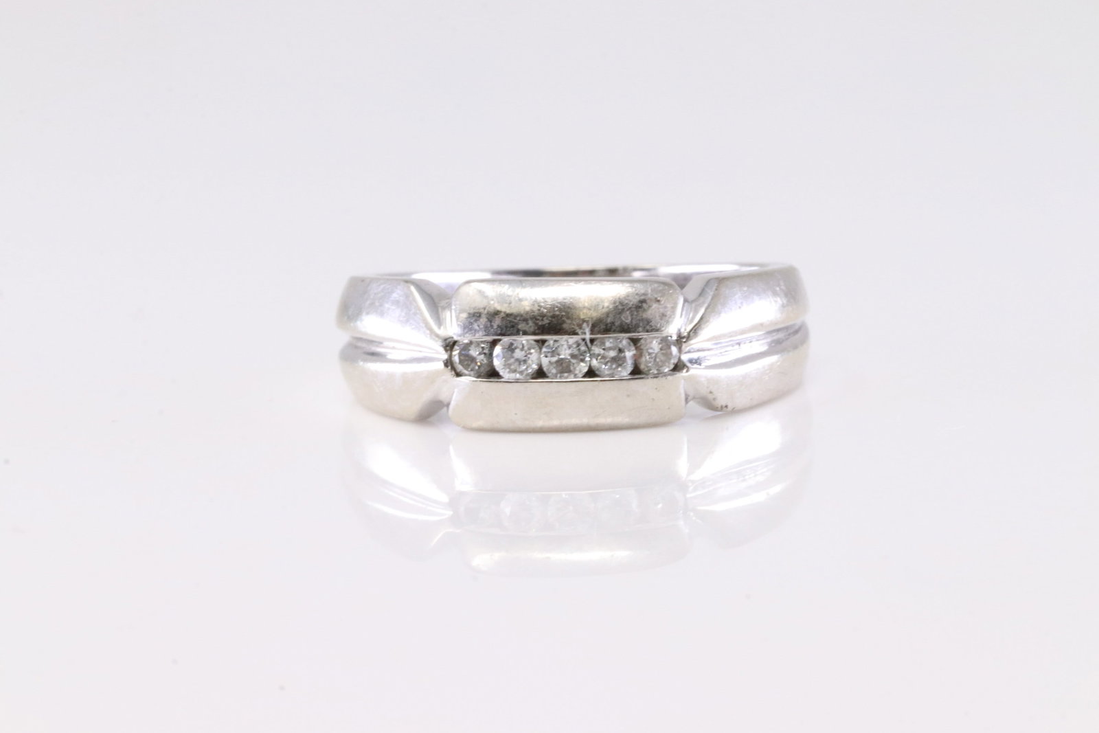Diamond Wedding Ring 10Kt.: 10Kt White Gold Diamond Wedding Ring. This Wedding Band Ring has 5 Sparkling Diamonds. Ring size: 9.25. Total weight: 6.66 Grams.