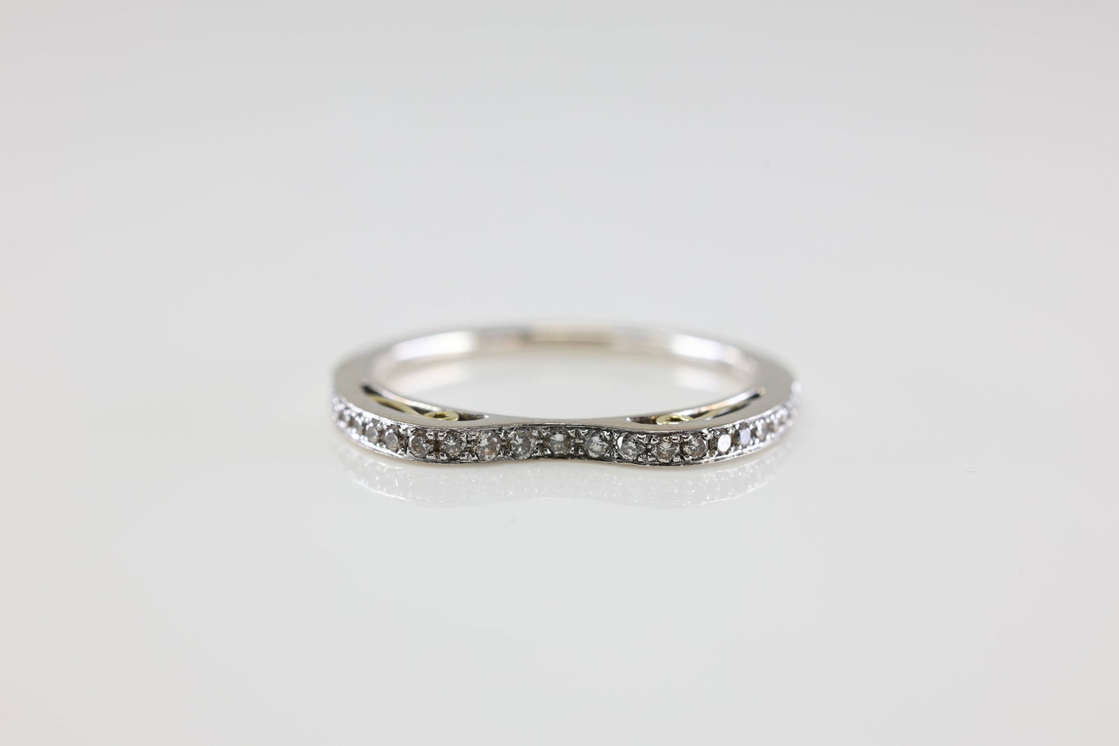 Diamond Ring 18Kt.: Ladies 18Kt White Gold Diamond Ring. This Ring has Goregous Round Diamonds. Ring Size: 7.00. Total Weight: 2.15 Grams.