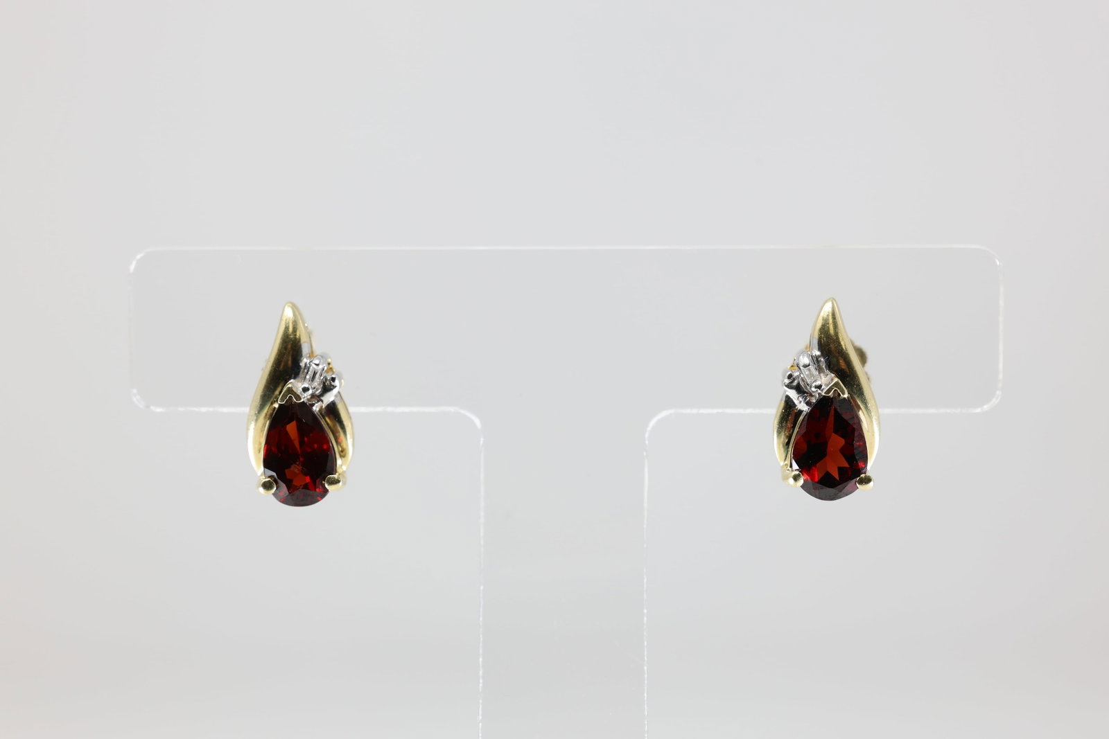 Garnet & Diamond Stud Earring 14Kt.: Ladies 14Kt Yellow Gold Garnet & Diamond Stud Earring. This Elegant Earring's have Teardrop Design Garnet Gemstone With Baguette Diamonds. Total Weight: 2.86 Grams.
