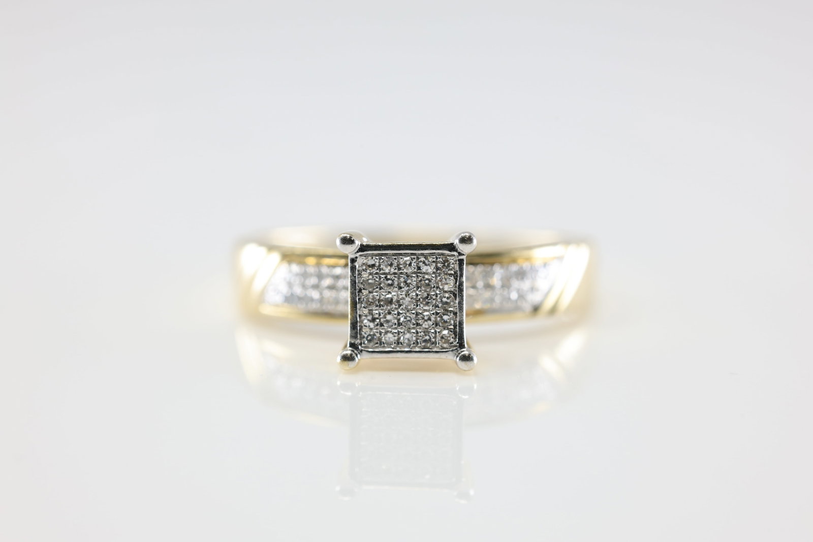 Diamond Ring 14Kt.: Ladies 14Kt Yellow Gold Diamond Ring. This Gorgeous Ring has Sparkling Diamonds. Ring Size: 7.00. Total Weight: 2.58 Grams.