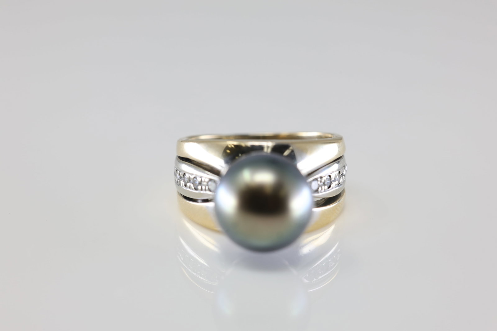 Pearl & Diamond Ring 14Kt.: Ladies 14Kt Yellow Gold Pearl & Diamond Ring. This Ring has A Gorgeous Pearl With Sparkling Diamond By Each Side. Ring Size: 7.00. Total Weight: 11.39 Grams.