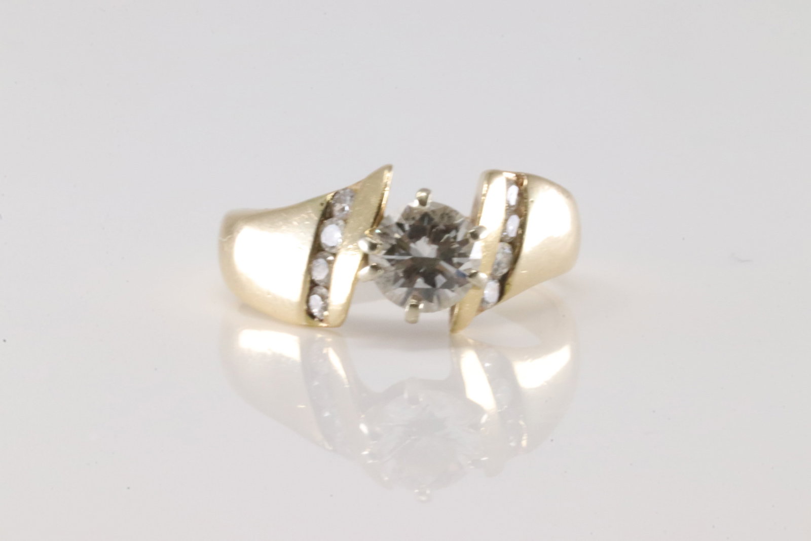 Engagement Diamond Ring 14Kt.: Ladies 14Kt Yellow Gold Engagement Diamond Ring. This elegant ring has one solitaire but Sparkling diamond on the center with 4 more to each side. Diamonds weight approx: 0.80 ctw Ring size: 5.00. Tot