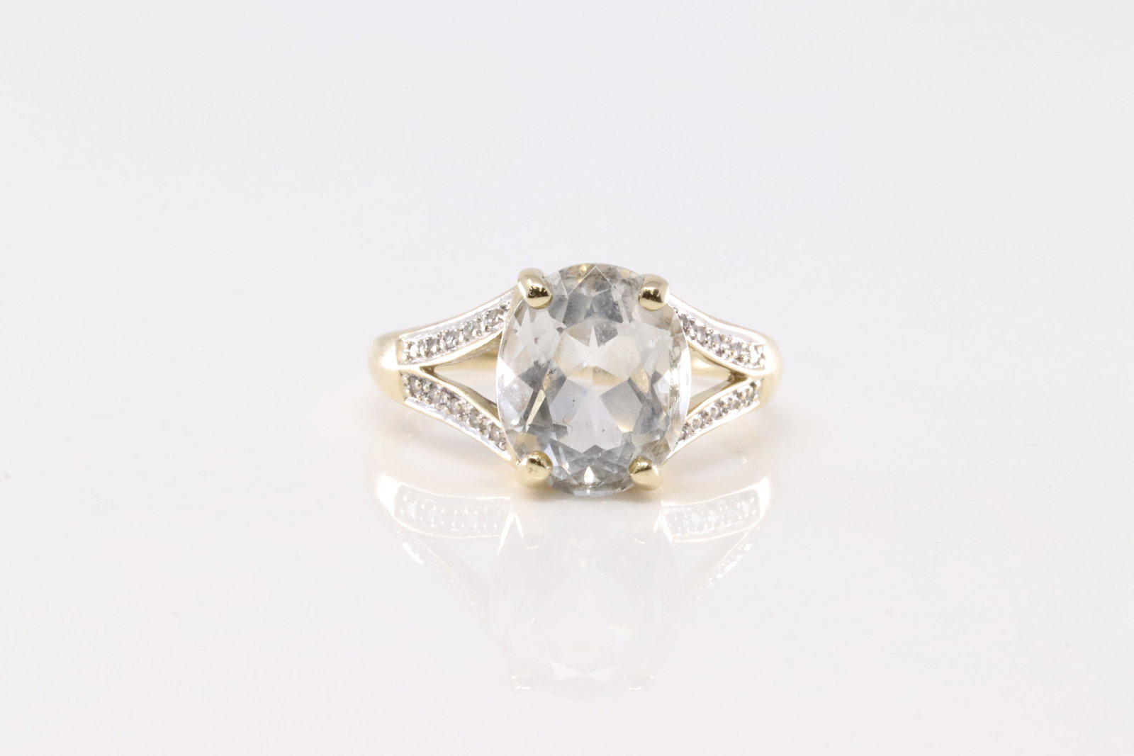 Aquamarine & Diamod Ring 14Kt.: Ladies 14Kt Yellow Gold Aquamarine & Diamond Ring. This Elegant Ring has Aquamarine gemstone with 20 Round Sparkling Diamonds. Ring Size: 9.00. Total Weight: 5.70grams.