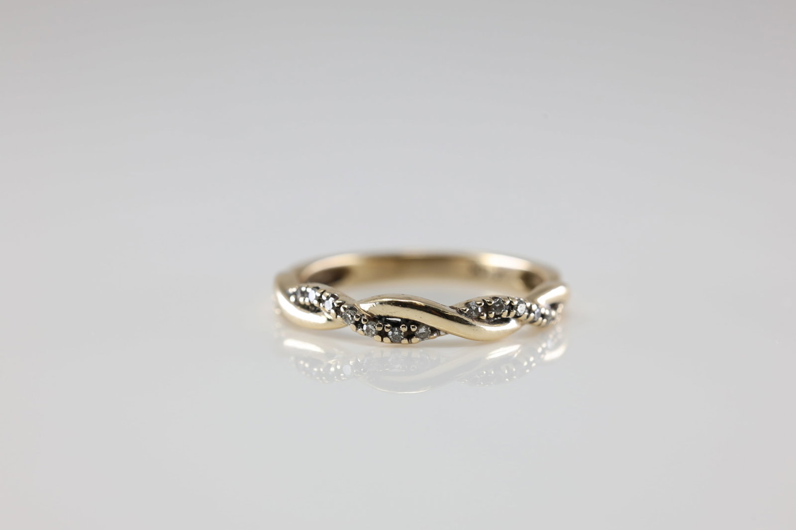 Diamond Ring 10Kt.: Ladies 10Kt Yellow Gold Diamond Ring. This Ring has Gorgeous Round Diamonds. Ring Size: 7.00.