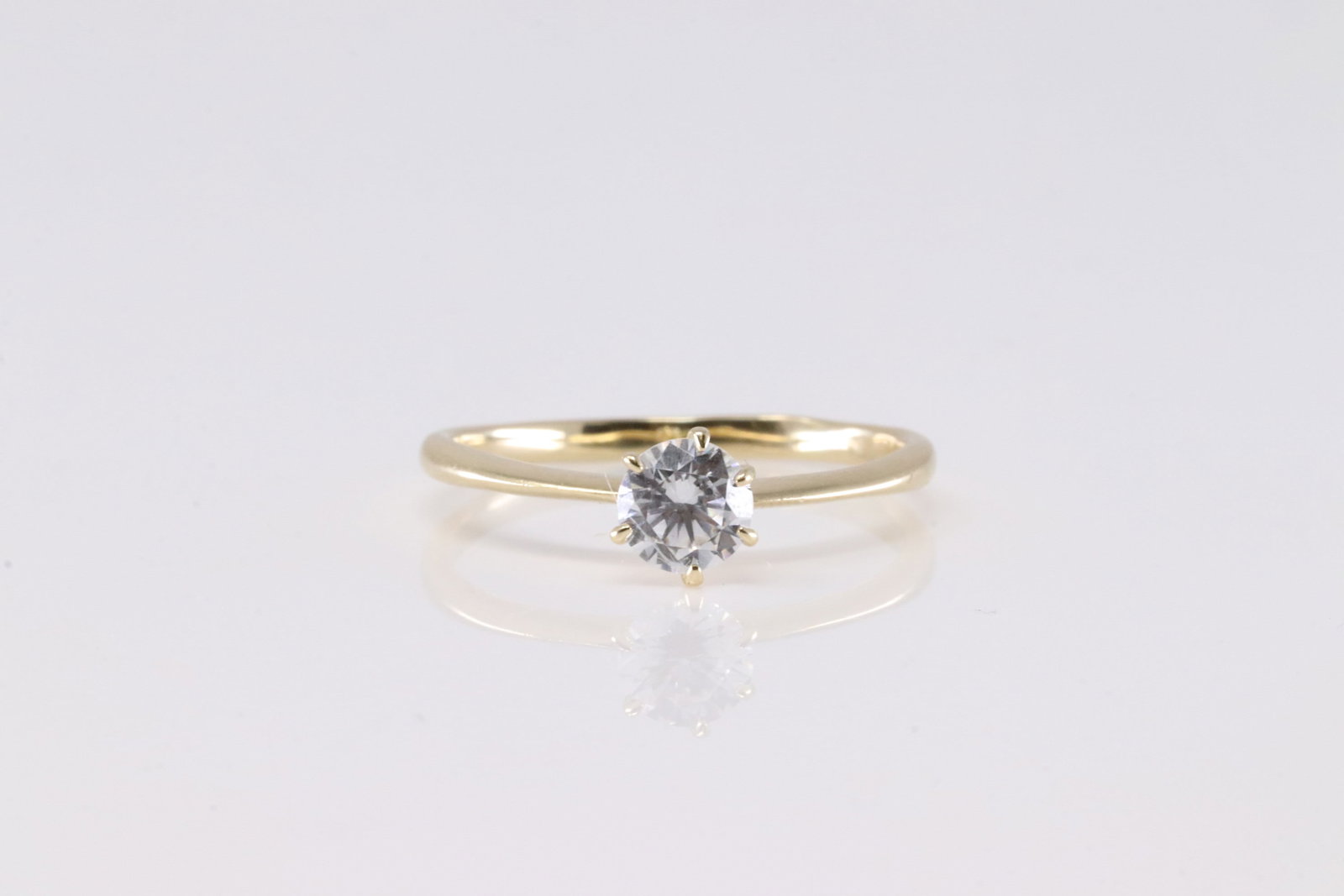 Diamond Ring 14Kt.: Ladies 14Kt Yellow Gold & Diamond Ring. This Elegant Ring has A Solitaire Round Sparkling Diamond. Diamond Approx Weight: 0.50ctw. Ring Size: 9.00. Total Weight: 2.00grams.